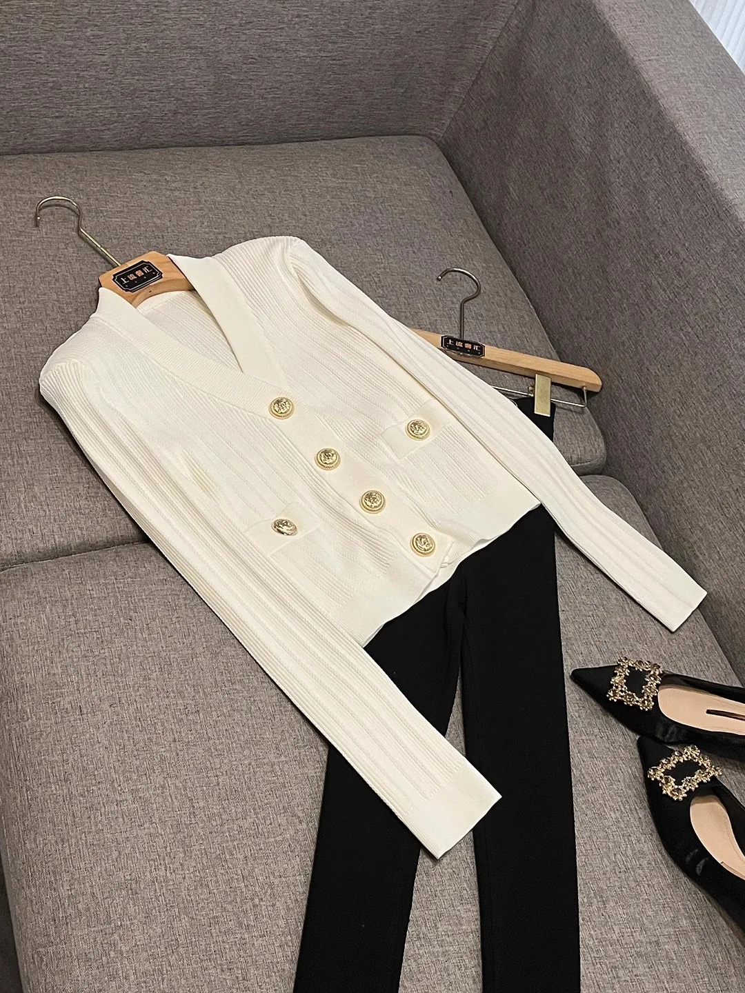 Модный высококачественный женский вязаный кардиган-свитер классического кроя, зима 2025, новинка, укороченный, с V-образным вырезом, длинный рукав
Модный высококачественный женский вязаный кардиган-свитер классического кроя, зима 2025, новинка, укороченный, с V-образным вырезом, длинный рукав