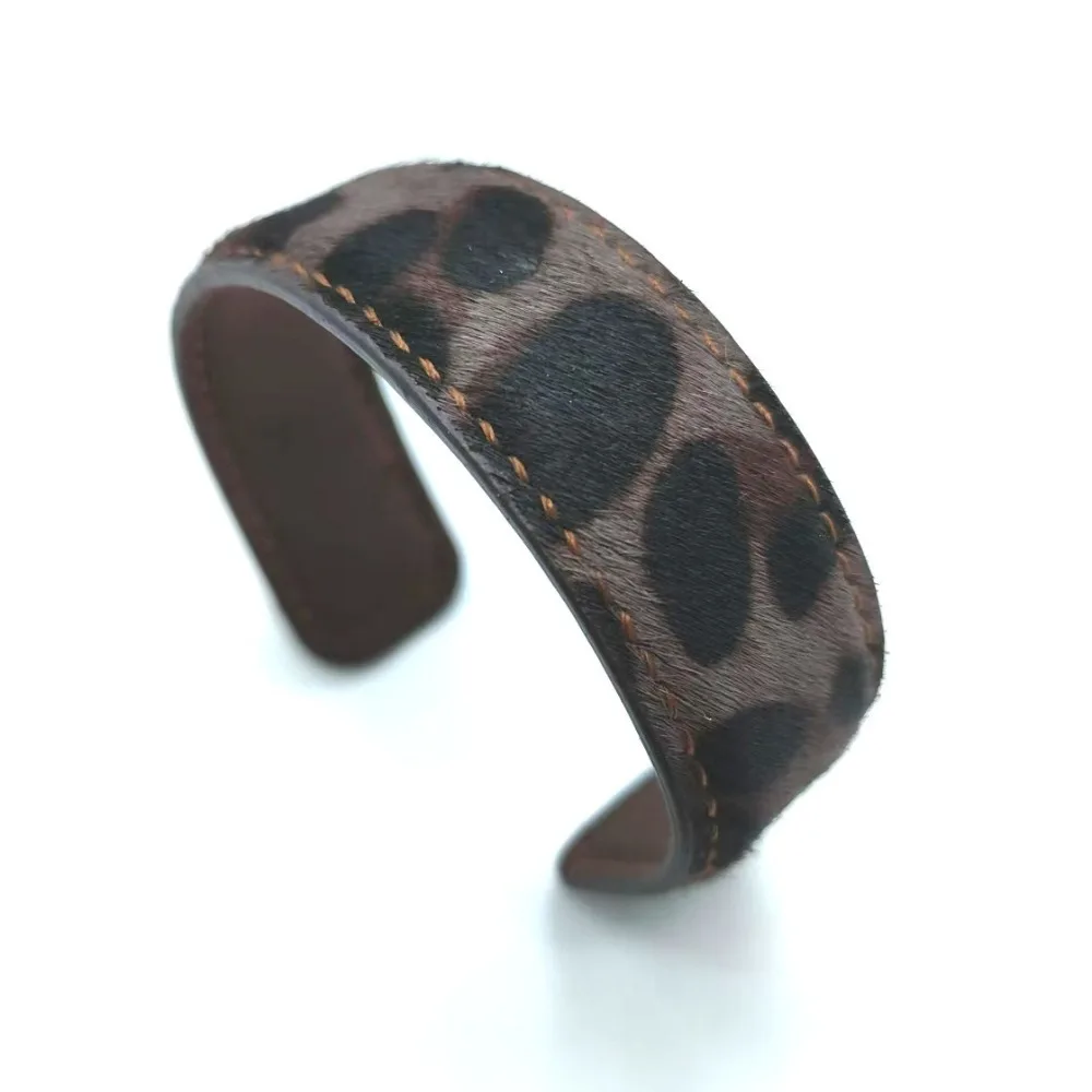 Jewelry Stitched Leopard Print Bangle Creative Furry Real-leather Horsehair Bracelet Vintage Fashion C-shaped Open Bracelet Gift
Jewelry Stitched Leopard Print Bangle Creative Furry Real-leather Horsehair Bracelet Vintage Fashion C-shaped Open Bracelet Gift