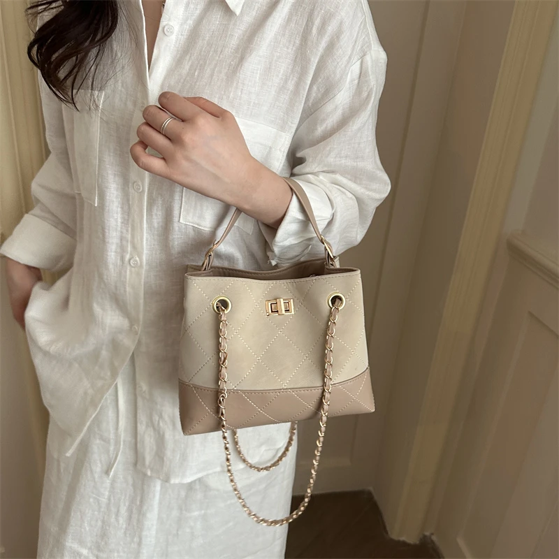 New Fashionable Women's Shoulder Bag Large Capacity Chains Bucket Bags Matte PU Leather Crossbody Bag for Shopping Commuting
New Fashionable Women's Shoulder Bag Large Capacity Chains Bucket Bags Matte PU Leather Crossbody Bag for Shopping Commuting