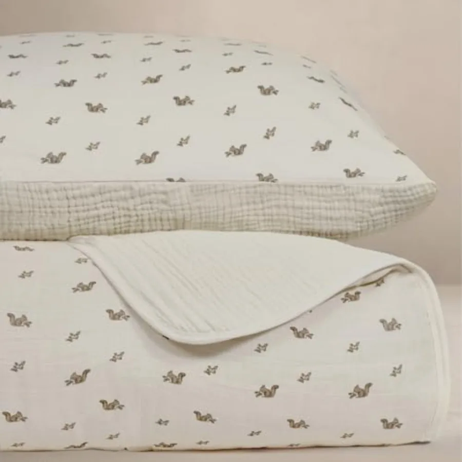 Комплект из одеяла и наволочки Squirrel Crib Quilt and Sham Set, премиум-класса, 5-слойный, из органического хлопкового муслина, легкий и дышащий, двусторонний, для детской кроватки.
Комплект из одеяла и наволочки Squirrel Crib Quilt and Sham Set, премиум-класса, 5-слойный, из органического хлопкового муслина, легкий и дышащий, двусторонний, для детской кроватки.
