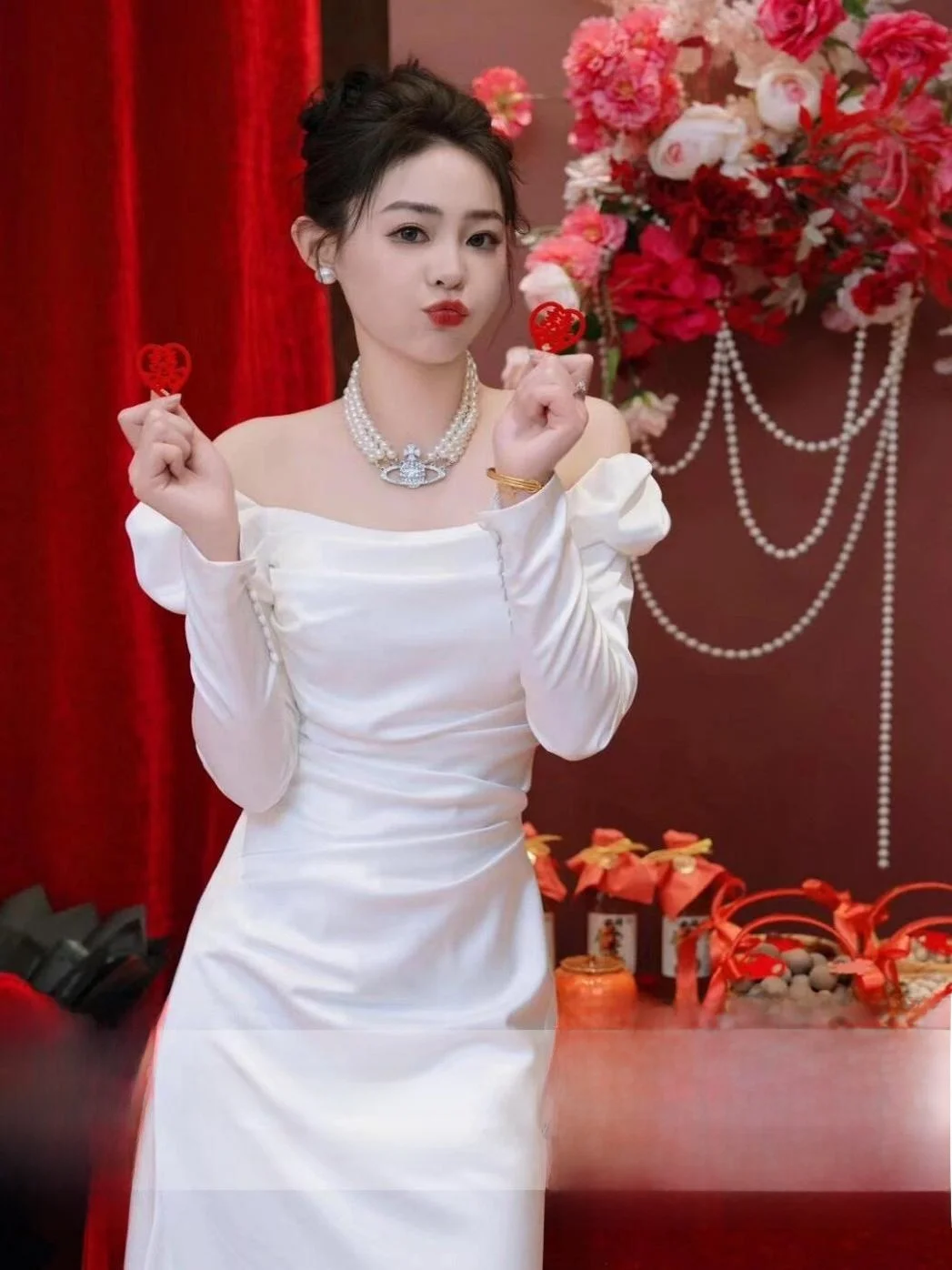 Легкое атласное свадебное платье 2025 года, новое, белое, элегантное, для помолвки, с длинными рукавами, в пол, со шлейфом, для свадебной церемонии
Легкое атласное свадебное платье 2025 года, новое, белое, элегантное, для помолвки, с длинными рукавами, в пол, со шлейфом, для свадебной церемонии