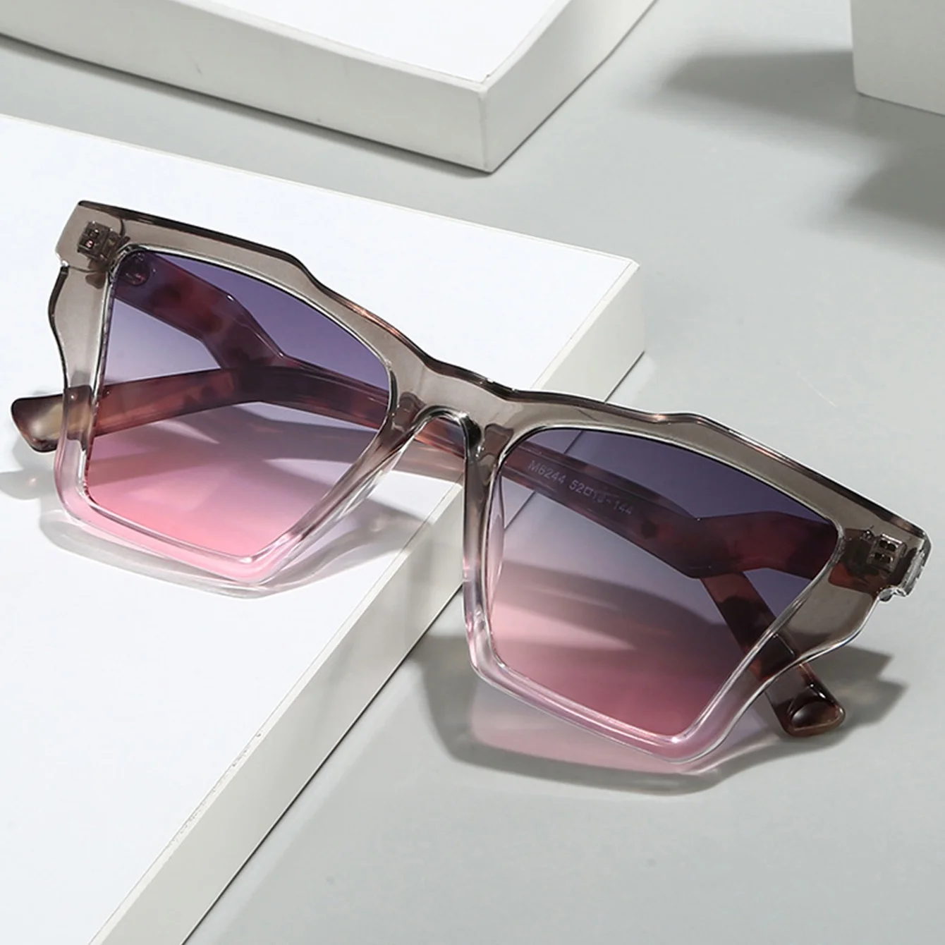 Fashionable, trendy, personalized, colorful eyewear with irregular designs. Versatile, casual, and versatile.
Fashionable, trendy, personalized, colorful eyewear with irregular designs. Versatile, casual, and versatile.