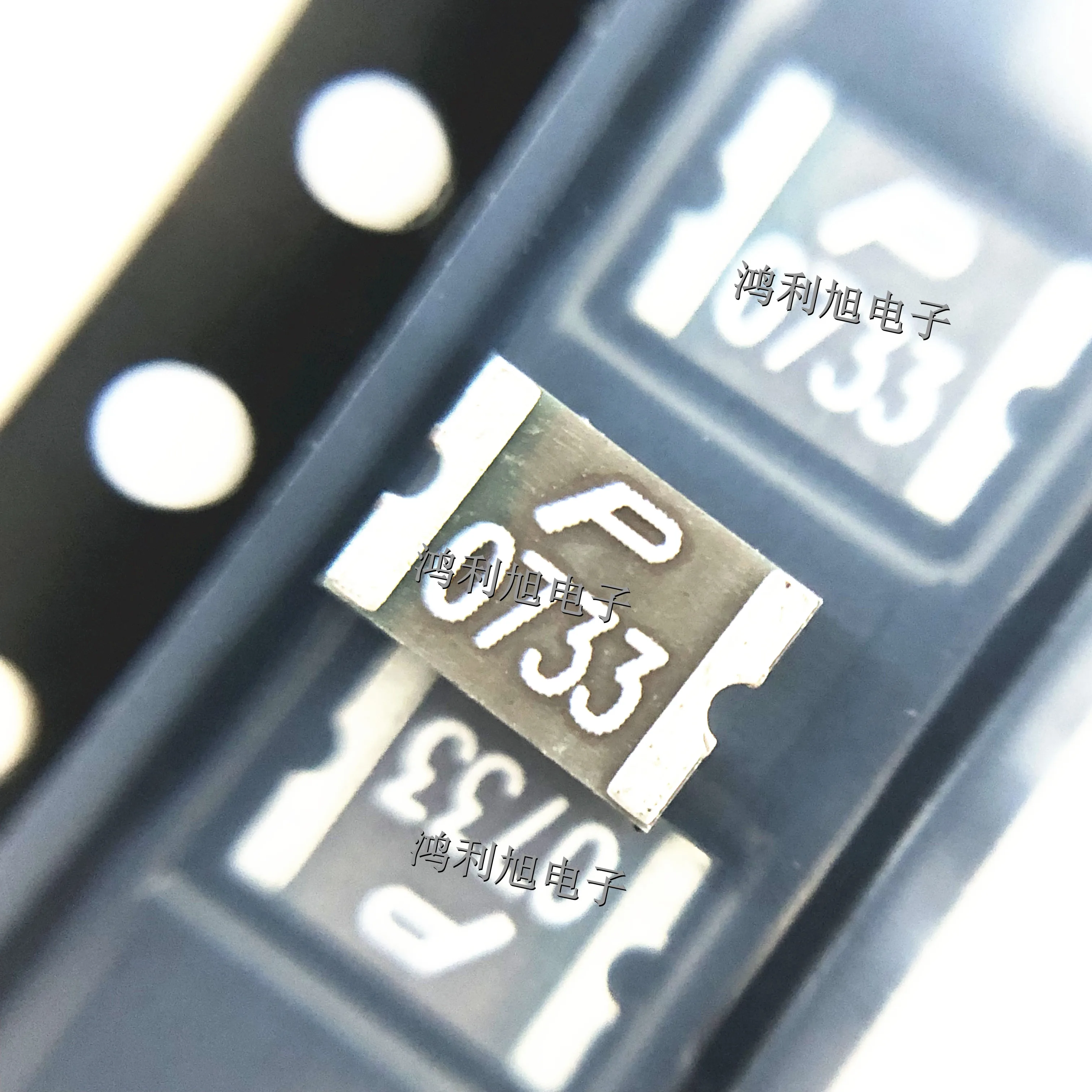 10 шт./лот SMD1812P075TF/33 SMD1812P075TF МАРКИРОВКА: P0733 1812 33 В 750 мА патч PPTC самовосстанавливающийся предохранитель оригинальный запас
10 шт./лот SMD1812P075TF/33 SMD1812P075TF МАРКИРОВКА: P0733 1812 33 В 750 мА патч PPTC самовосстанавливающийся предохранитель оригинальный запас