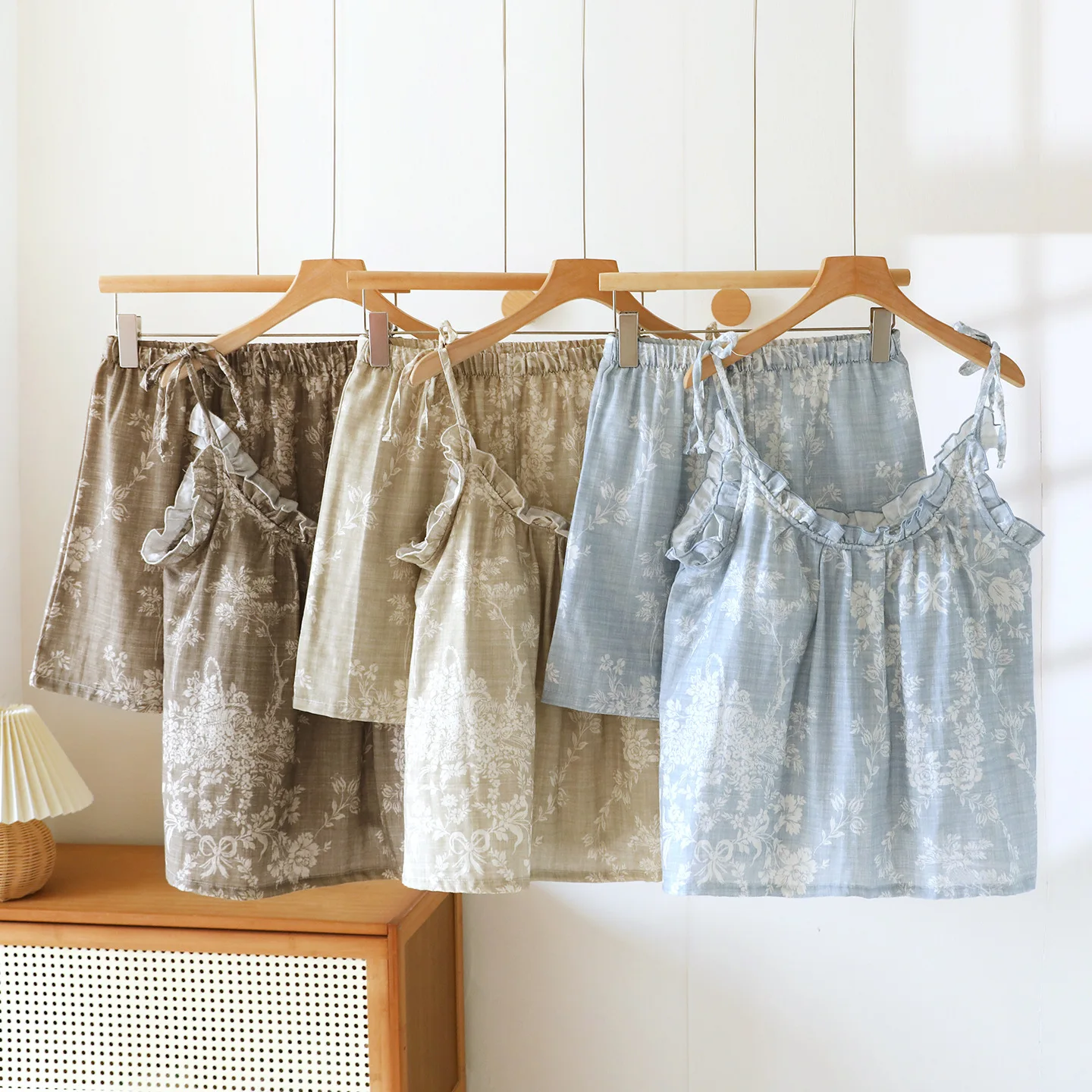 2026 New Women's Summer Pajama Set 100% Cotton Gauze Flower Tank Top+Shorts Thin Sweet and Cute Home Clothes Two Piece Set
2026 New Women's Summer Pajama Set 100% Cotton Gauze Flower Tank Top+Shorts Thin Sweet and Cute Home Clothes Two Piece Set