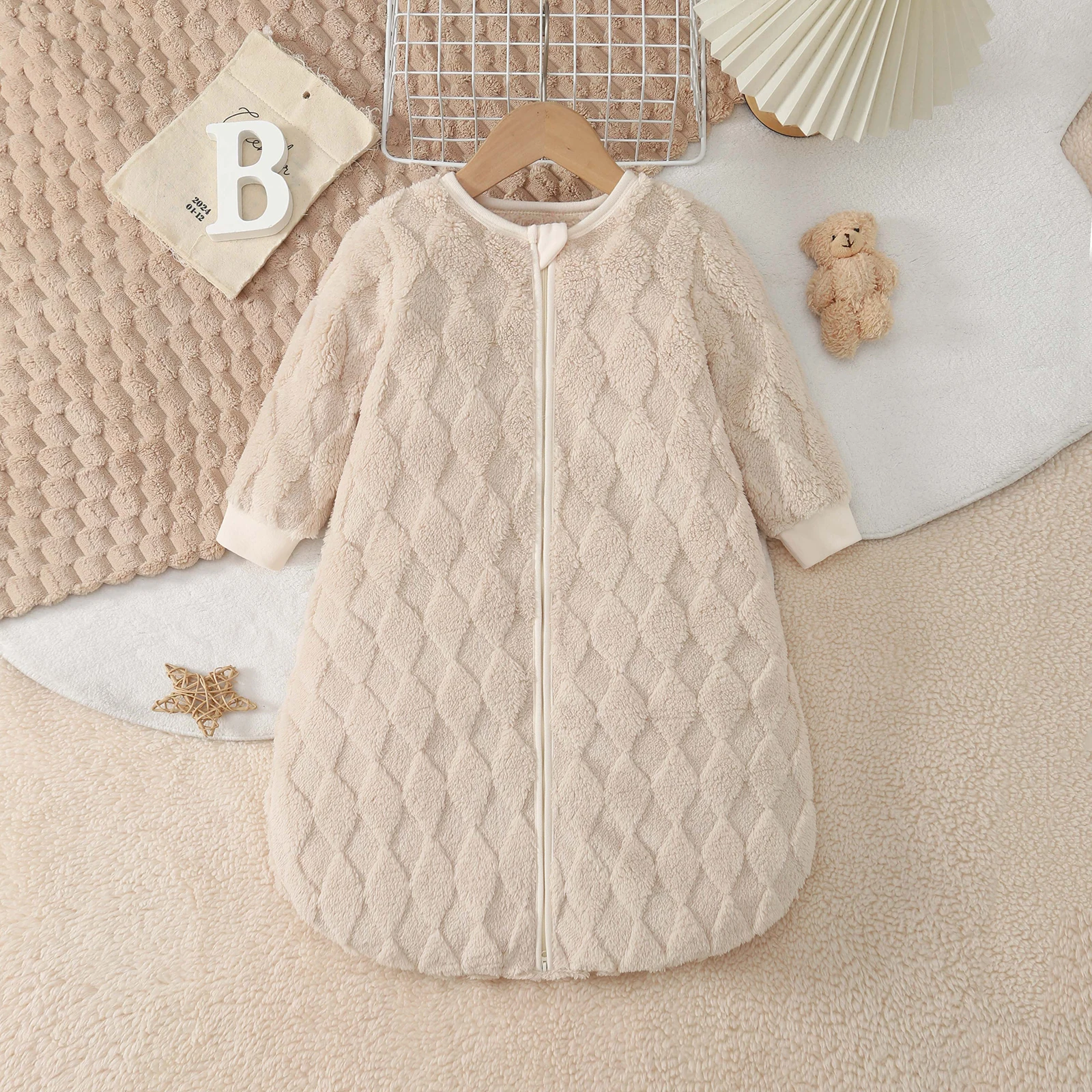 Жаккардовый плюшевый спальный мешок с двусторонней молнией и длинными рукавами для осенних и зимних сезонов, тонкий плюш, подходит для ребенка
Жаккардовый плюшевый спальный мешок с двусторонней молнией и длинными рукавами для осенних и зимних сезонов, тонкий плюш, подходит для ребенка