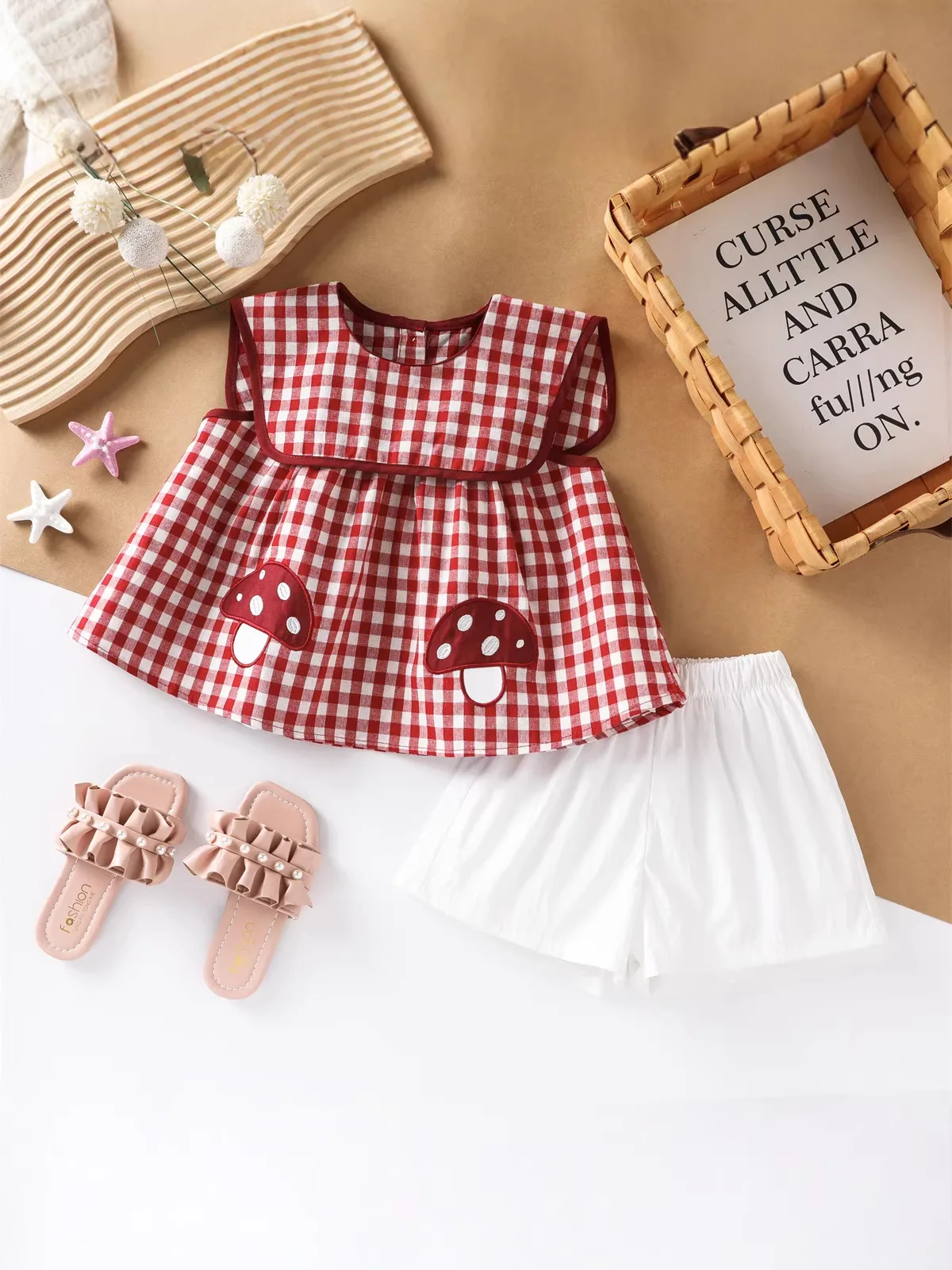 Летний милый детский комплект для девочек 1-5 лет: красно-белый клетчатый топ без рукавов с аппликацией в виде гриба + белые шорты, 2 предмета, свободный крой
Летний милый детский комплект для девочек 1-5 лет: красно-белый клетчатый топ без рукавов с аппликацией в виде гриба + белые шорты, 2 предмета, свободный крой