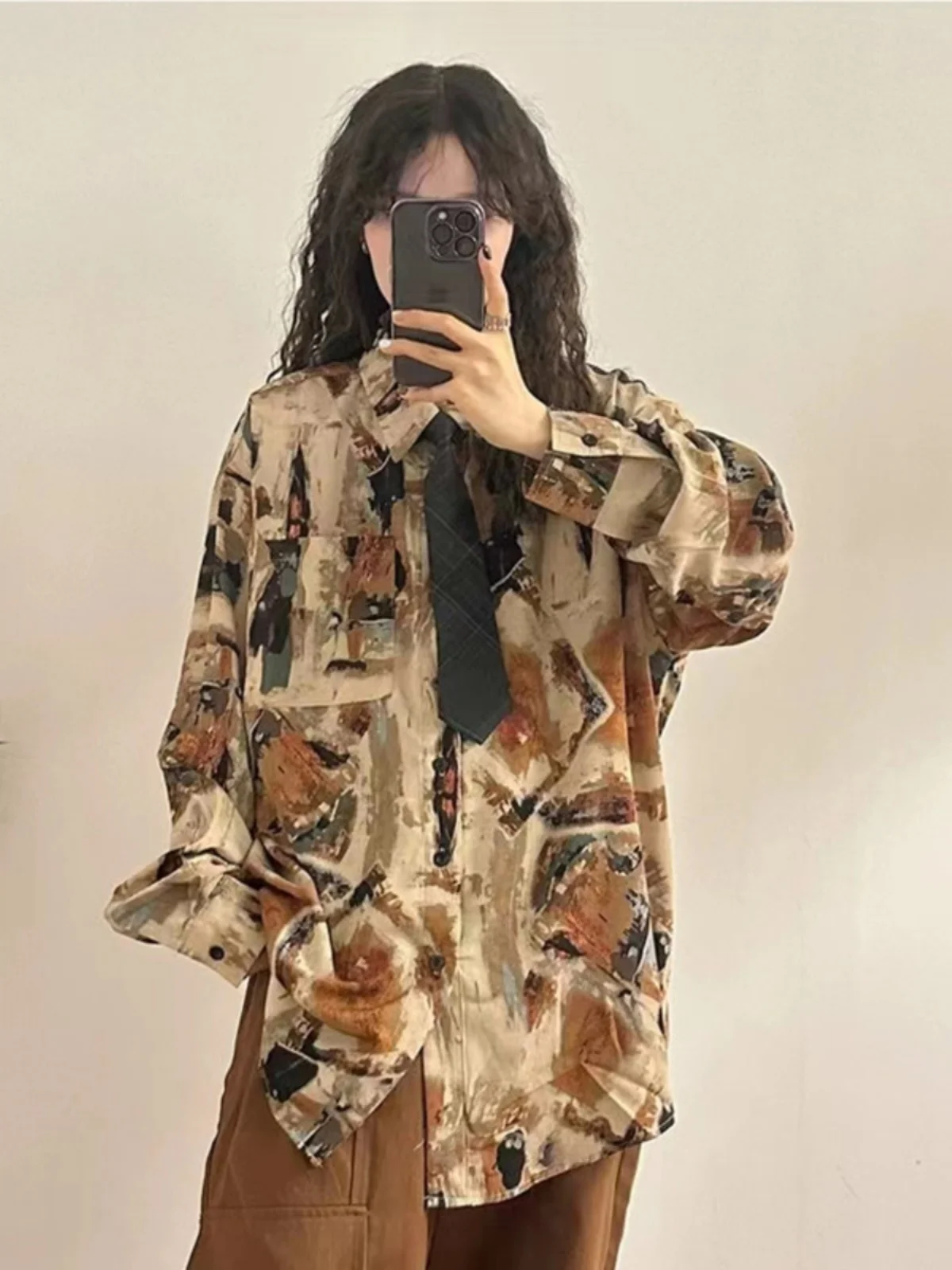 Новая весенняя женская рубашка в стиле ретро из Гонконга, свободного кроя, с эффектом масляной живописи, модный дизайн, с воротником-бантом, длинный рукав, свободный крой
Новая весенняя женская рубашка в стиле ретро из Гонконга, свободного кроя, с эффектом масляной живописи, модный дизайн, с воротником-бантом, длинный рукав, свободный крой