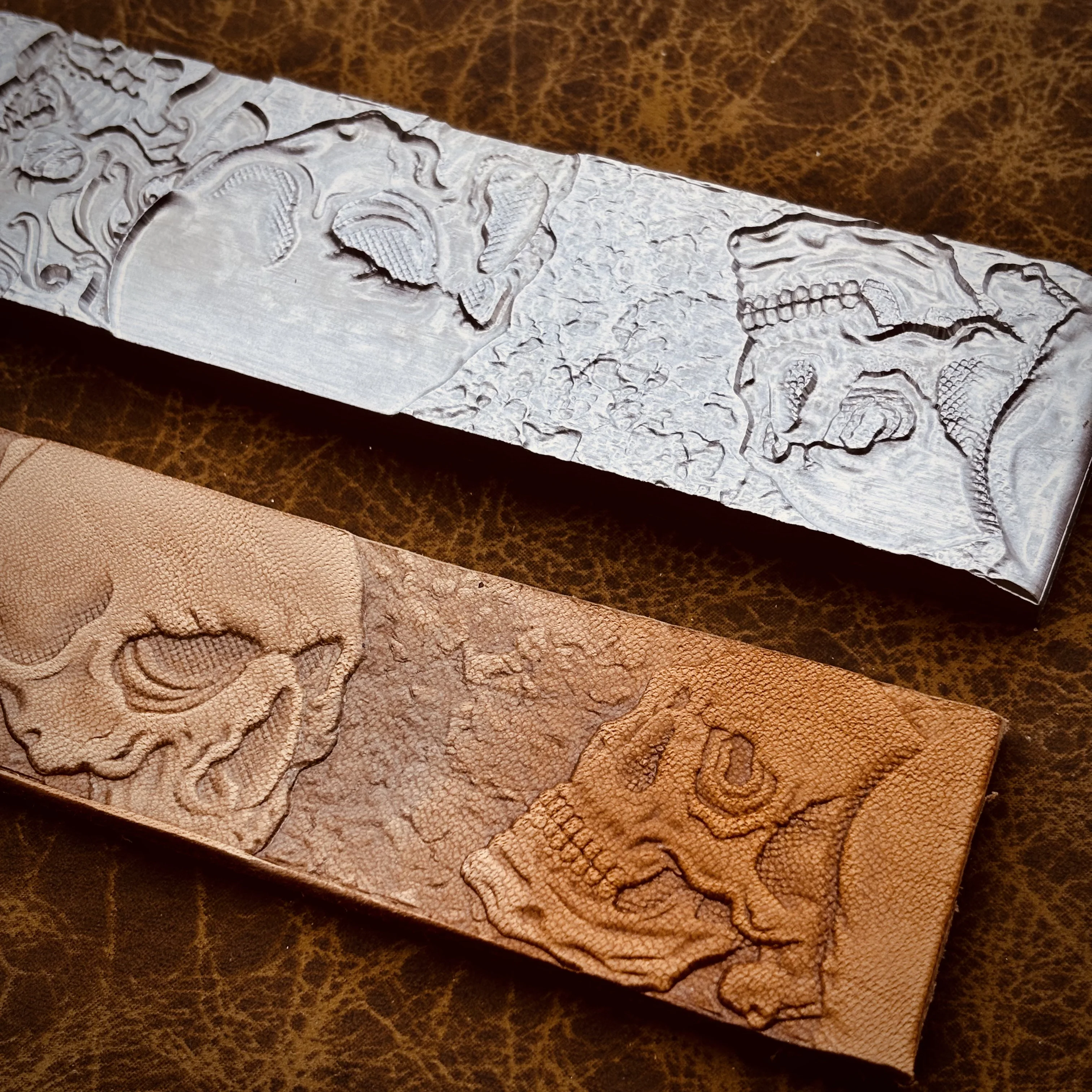 3D Stone Shade Skull Design Leather Belt Stamp Embossing Pressing Mold Aluminum Alloy Carving Stamps Continuous Stamping Tool
3D Stone Shade Skull Design Leather Belt Stamp Embossing Pressing Mold Aluminum Alloy Carving Stamps Continuous Stamping Tool