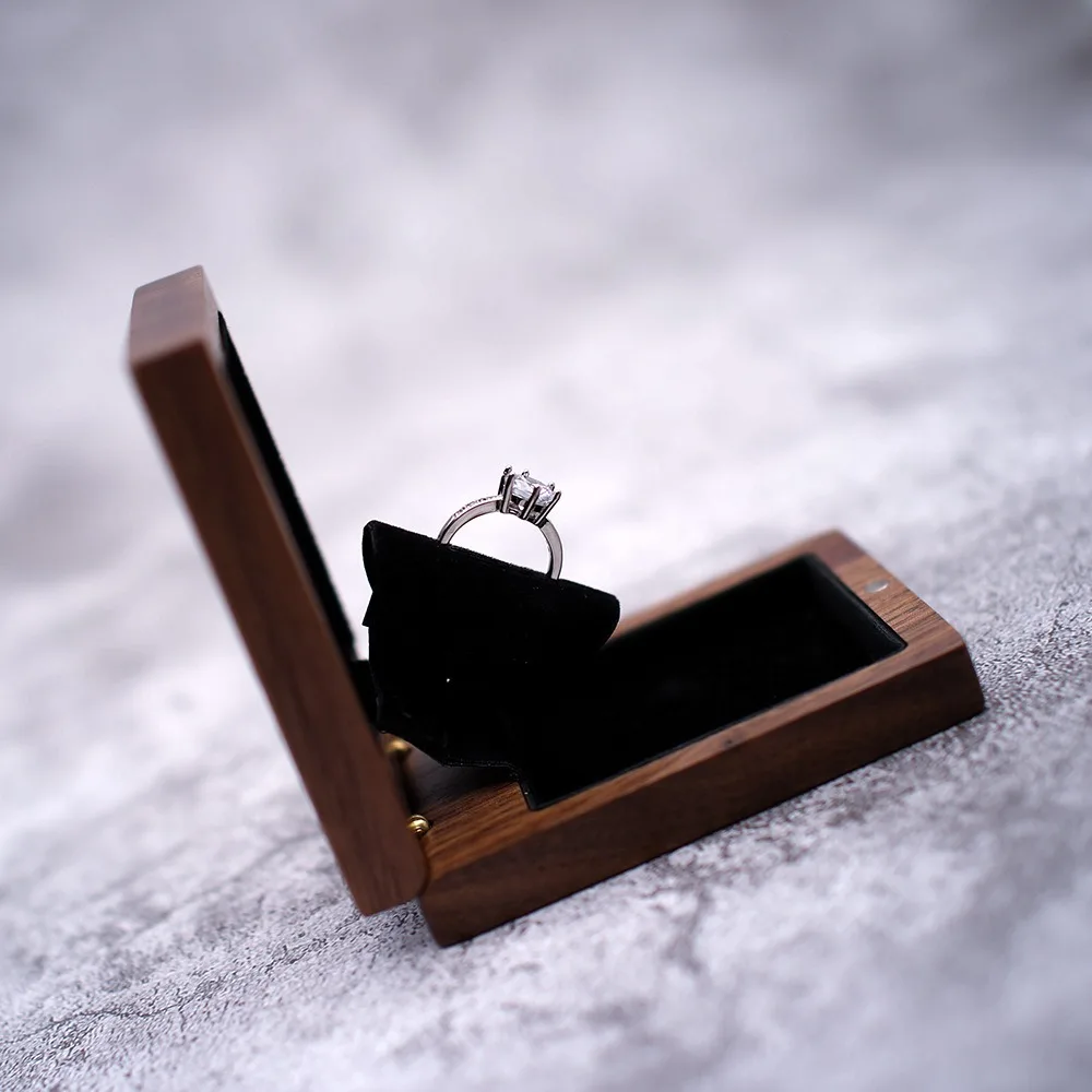 Wedding Anniversary Gift Display Box Solid Wood Rotate Proposal Ring Box Shopping Mall Shopping Mall Jewelry Retro Packaging Box
Wedding Anniversary Gift Display Box Solid Wood Rotate Proposal Ring Box Shopping Mall Shopping Mall Jewelry Retro Packaging Box