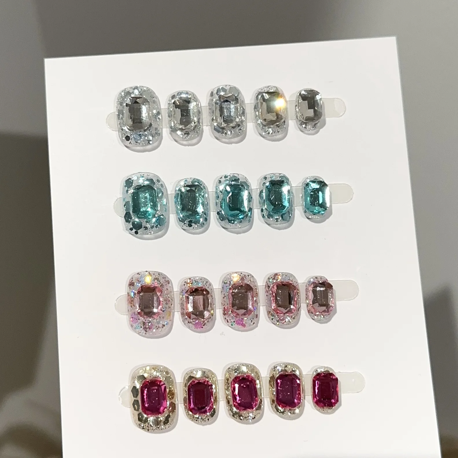 10-компонентные ногти ручной работы, полные бриллиантов и вспышек, короткие ногти, супер блестящие, роскошные, темпераментные, накладные ногти
10-компонентные ногти ручной работы, полные бриллиантов и вспышек, короткие ногти, супер блестящие, роскошные, темпераментные, накладные ногти