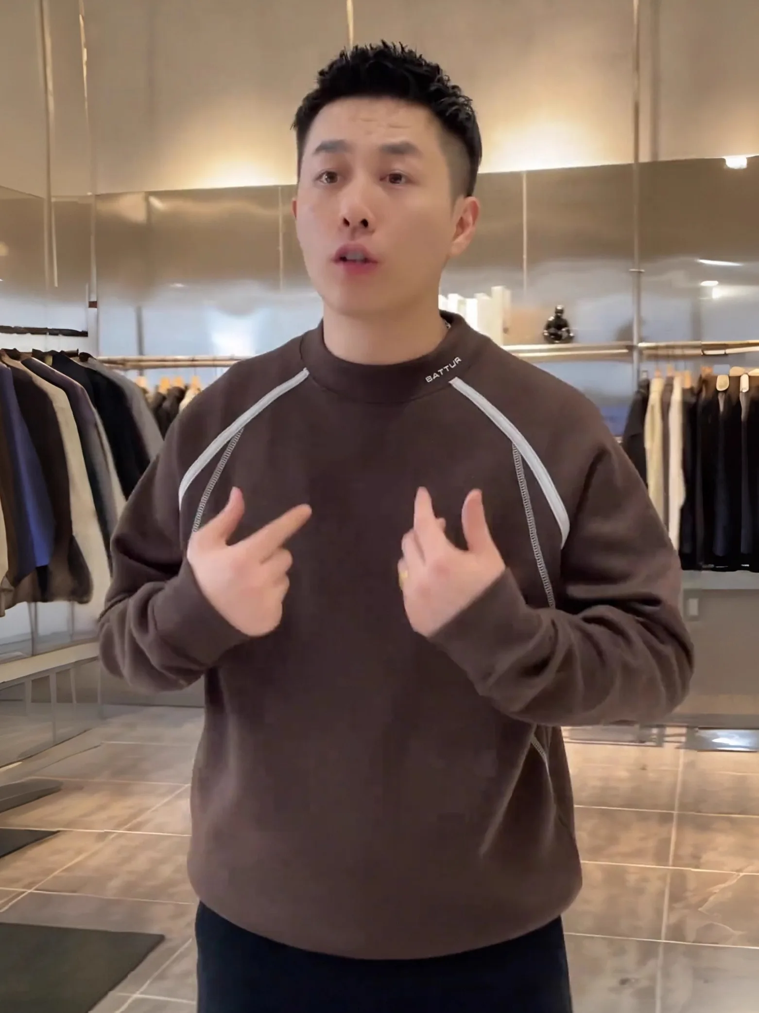 Осенне-зимний высококачественный теплый свитшот с круглым вырезом и цветными вставками для мужчин, модный брендовый топ с вышивкой букв, универсальный повседневный базовый топ
Осенне-зимний высококачественный теплый свитшот с круглым вырезом и цветными вставками для мужчин, модный брендовый топ с вышивкой букв, универсальный повседневный базовый топ