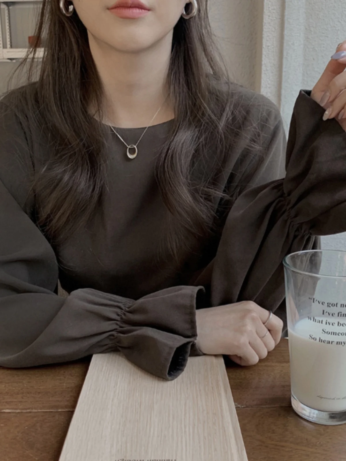 Loose Women's Base irt Spring Faion 2023 Korean Sle Bell Sve round Ne Inner Wear Top Comfortable Breathable
Loose Women's Base irt Spring Faion 2023 Korean Sle Bell Sve round Ne Inner Wear Top Comfortable Breathable
