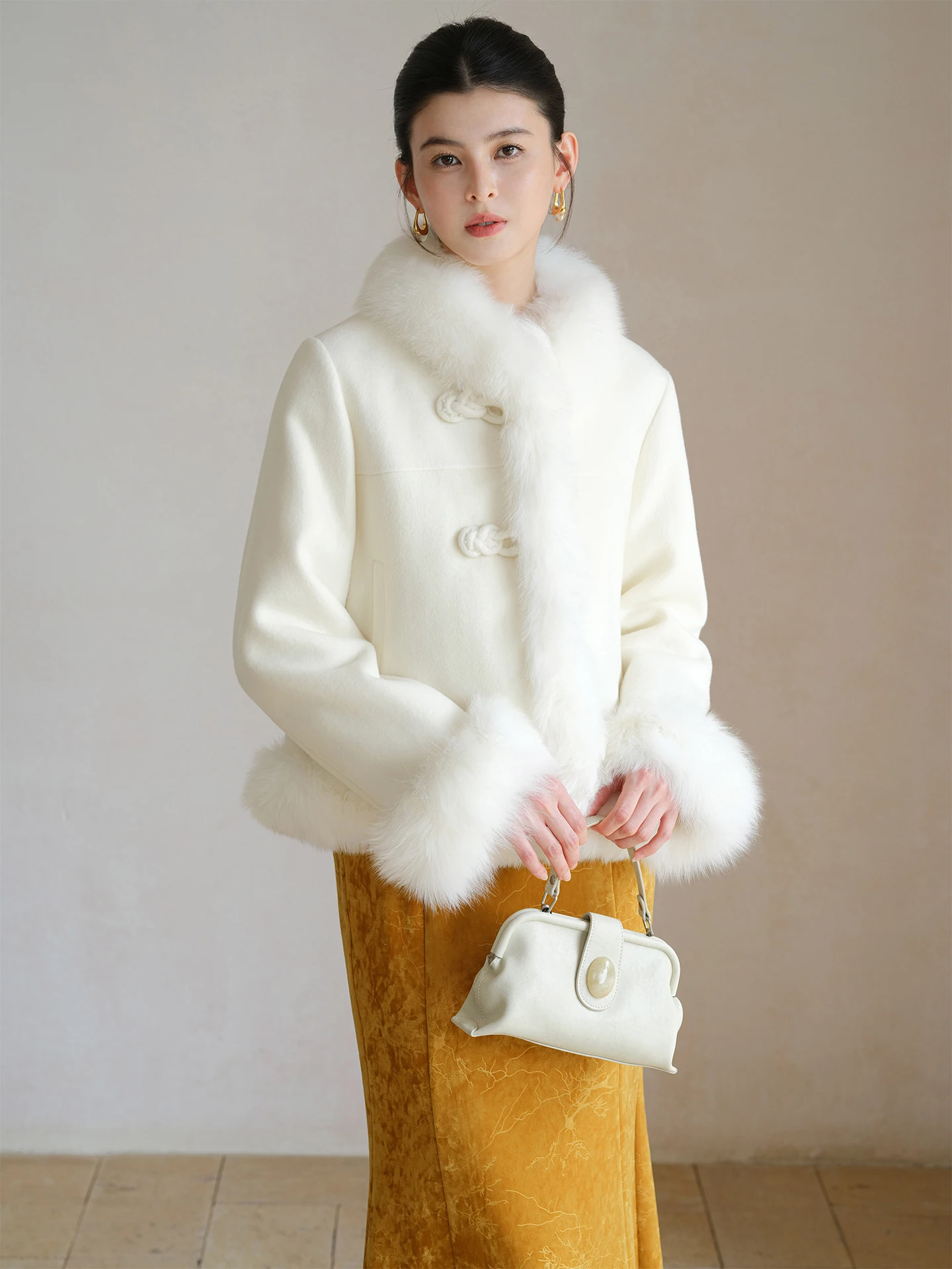 Женское двустороннее шерстяное пальто с мехом, новое, в китайском стиле, зимняя верхняя одежда, богато декорированное, короткое/длинное пальто
Женское двустороннее шерстяное пальто с мехом, новое, в китайском стиле, зимняя верхняя одежда, богато декорированное, короткое/длинное пальто