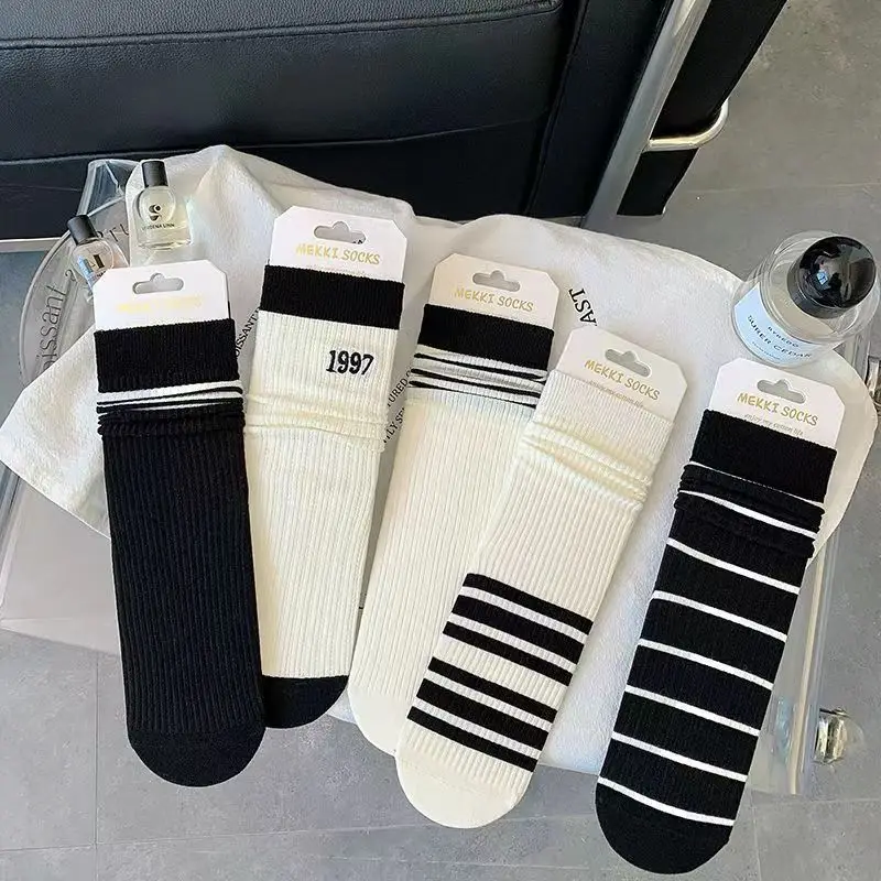 Весенние и летние женские носки средней длины, хлопковые носки с ворсом, черно-белые японские модные универсальные спортивные носки
Весенние и летние женские носки средней длины, хлопковые носки с ворсом, черно-белые японские модные универсальные спортивные носки
