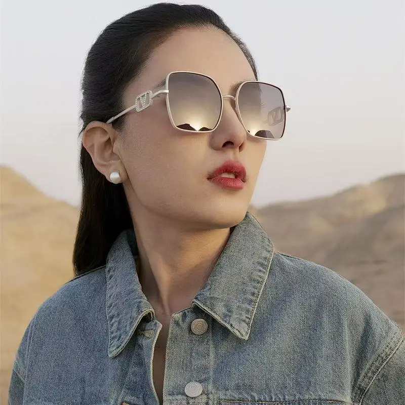New Fashion Metal Square Anti-ultraviolet Polarized Sun Glasses Women Luxury Diamond UV400 Sunglasses Ladies Oversized Eyewears
New Fashion Metal Square Anti-ultraviolet Polarized Sun Glasses Women Luxury Diamond UV400 Sunglasses Ladies Oversized Eyewears