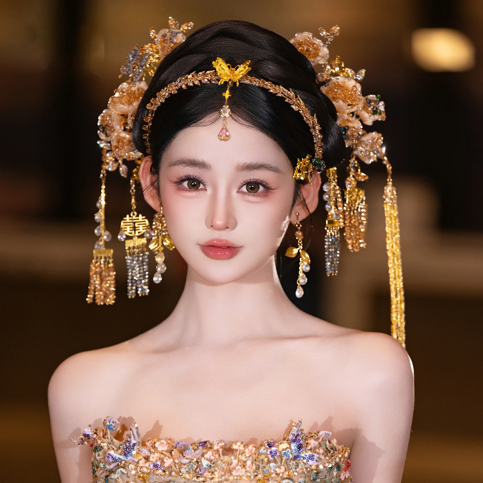 Светлый свадебный головной убор в китайском стиле: золотая повязка для волос с цветочным кулоном-брошью, аксессуар для утреннего халата Сюхэлоу
Светлый свадебный головной убор в китайском стиле: золотая повязка для волос с цветочным кулоном-брошью, аксессуар для утреннего халата Сюхэлоу