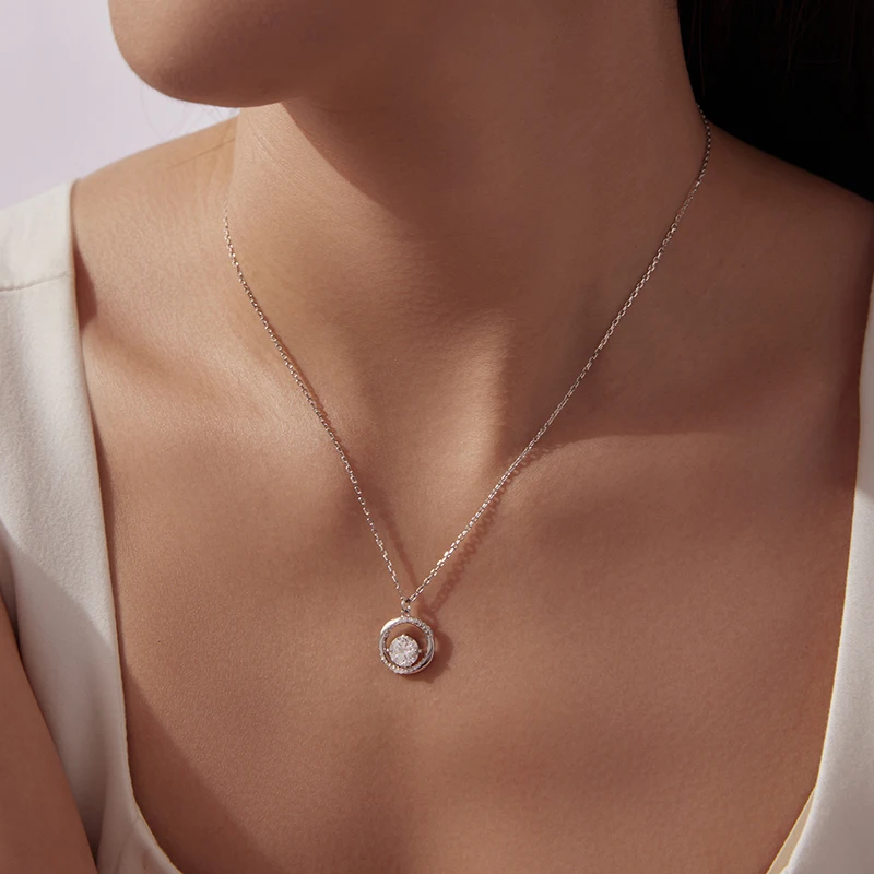 Bamoer U 1CT Moissanite Möbius Necklace 925 Sterling Silver Ring Pendant Necklace for Women Anniversary Eternal Jewelry Gift
Bamoer U 1CT Moissanite Möbius Necklace 925 Sterling Silver Ring Pendant Necklace for Women Anniversary Eternal Jewelry Gift