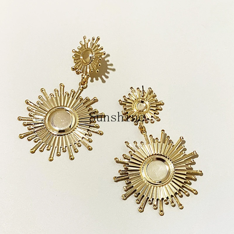 European and American metal sunflower pendant earclip women's fashion temperament versatile earrings
European and American metal sunflower pendant earclip women's fashion temperament versatile earrings