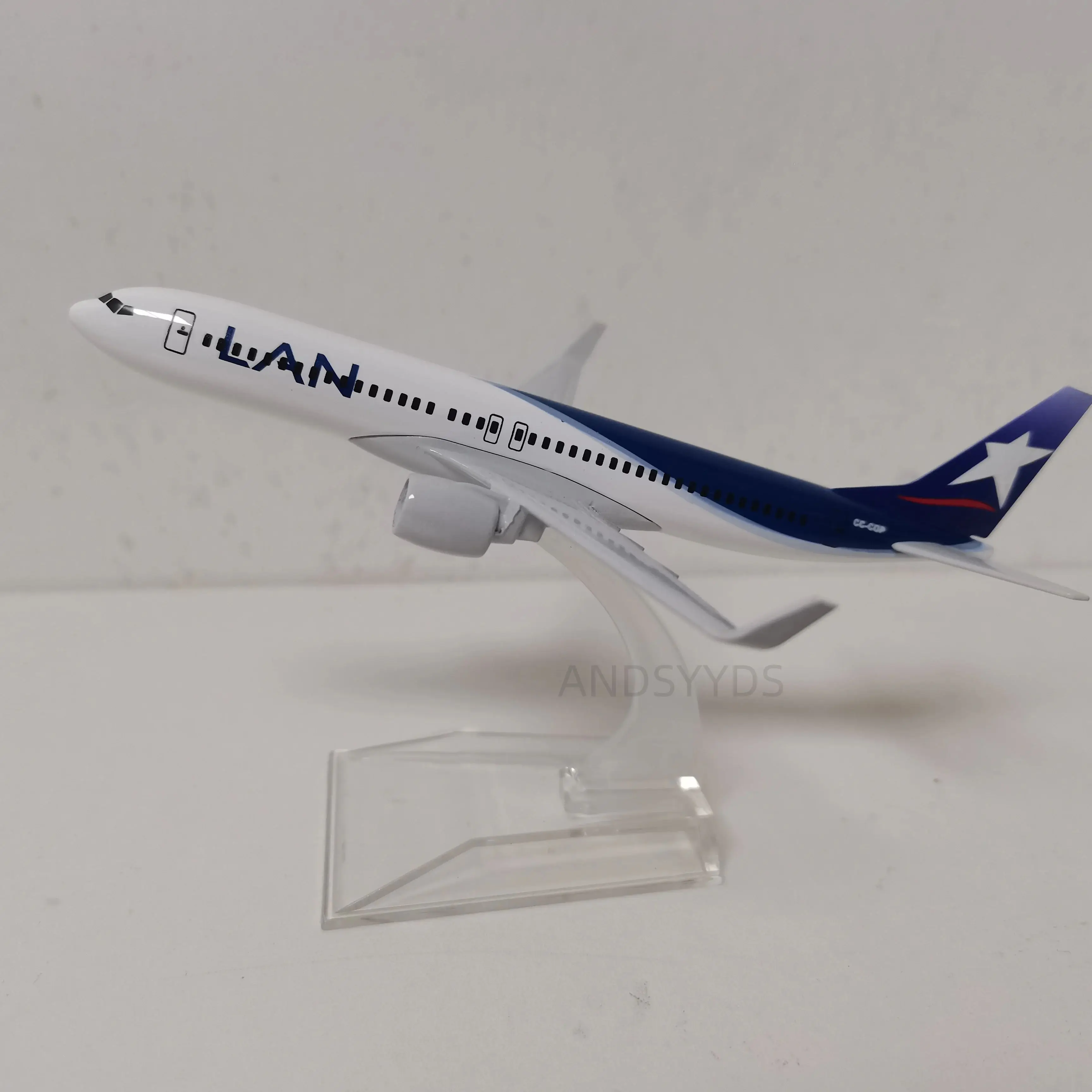 Модель самолета 16 см B787 Chile LAN Airways, имитация самолета, литой под давлением масштаб 1/400, металлический самолет, игрушка, миниатюры, подарок для мальчика, сборный
Модель самолета 16 см B787 Chile LAN Airways, имитация самолета, литой под давлением масштаб 1/400, металлический самолет, игрушка, миниатюры, подарок для мальчика, сборный