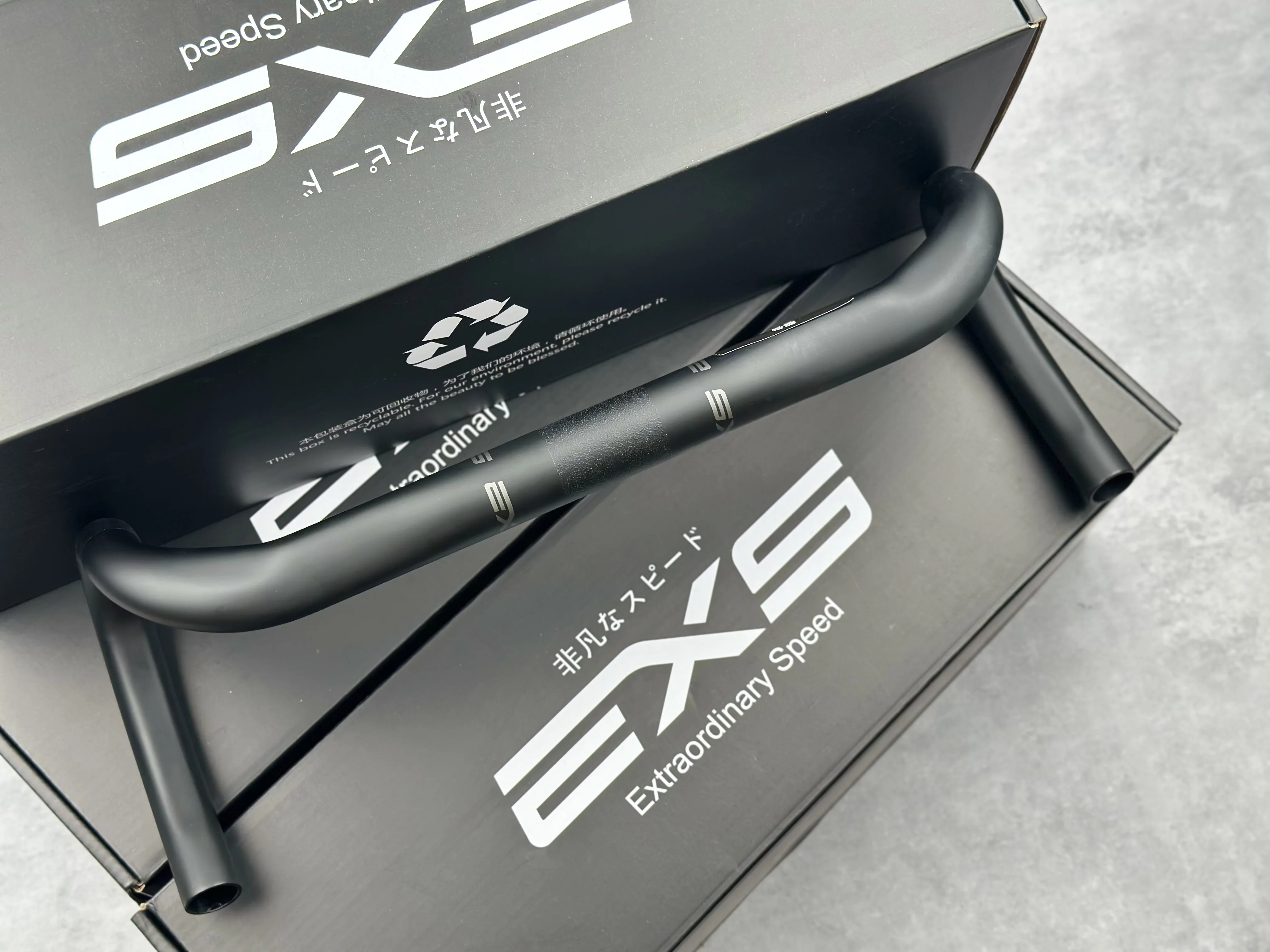 EXS R200 шоссейный велосипед легкий изгиб карбоновый руль разделенный руль 31,8 мм 380/400/420 мм DI2 Запчасти для велосипеда с кабиной
EXS R200 шоссейный велосипед легкий изгиб карбоновый руль разделенный руль 31,8 мм 380/400/420 мм DI2 Запчасти для велосипеда с кабиной