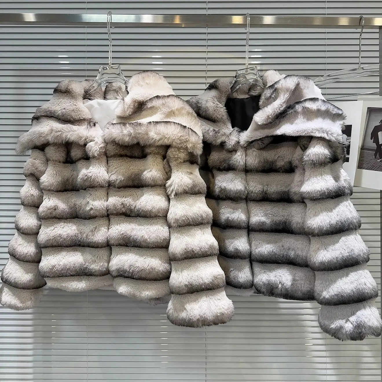 Winter 2025 New adient Wave Artificial Fur ort Jaet Eco-friendly Collar Upturned Faion Ladies' Loose Sle Long Sve
Winter 2025 New adient Wave Artificial Fur ort Jaet Eco-friendly Collar Upturned Faion Ladies' Loose Sle Long Sve