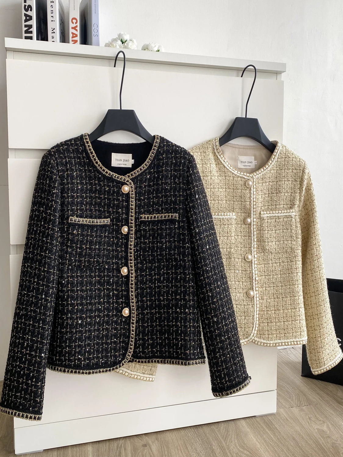 Вдохновленное ор-пальто для женщин, осенне-зимний модный твидовый золотой чайник с узором, уютный теплый топ с откидным воротником на пуговицах
Вдохновленное ор-пальто для женщин, осенне-зимний модный твидовый золотой чайник с узором, уютный теплый топ с откидным воротником на пуговицах