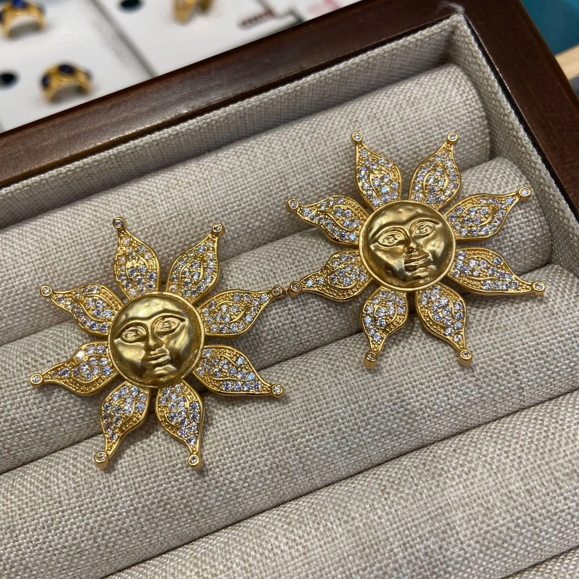 Женские серьги с цирконием в стиле ретро, 2025 г., большие серьги с эмалью и цветком, элегантный подарок для банкетной вечеринки, винтажный придворный стиль
Женские серьги с цирконием в стиле ретро, 2025 г., большие серьги с эмалью и цветком, элегантный подарок для банкетной вечеринки, винтажный придворный стиль