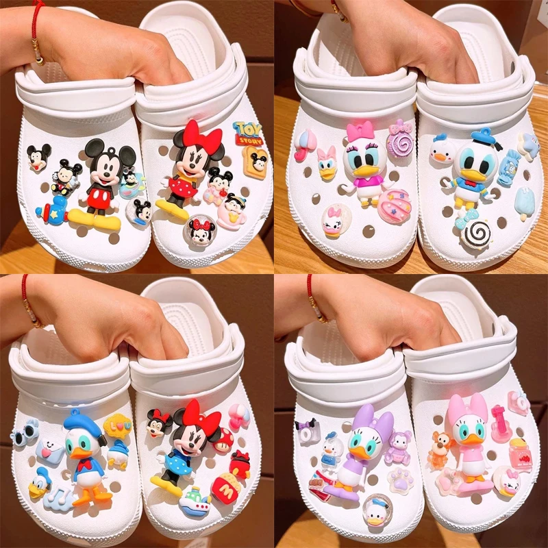 2025 MINISO Mickey Minnie Donald Duck Shoe Charms DIY Shoe Accessories Detachable Shoe Clips for Colg Disney Cartoon Themed
2025 MINISO Mickey Minnie Donald Duck Shoe Charms DIY Shoe Accessories Detachable Shoe Clips for Colg Disney Cartoon Themed
