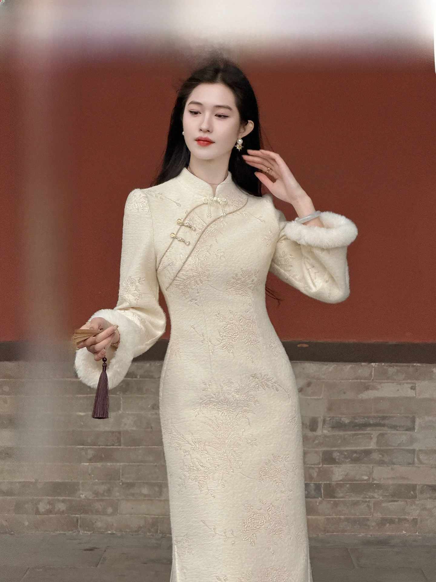 Длинное платье-ципао Dr. Xian Zhi He Snow Lotus: новый китайский комплект одежды для осени и зимы, улучшенная версия Cheong.
Длинное платье-ципао Dr. Xian Zhi He Snow Lotus: новый китайский комплект одежды для осени и зимы, улучшенная версия Cheong.