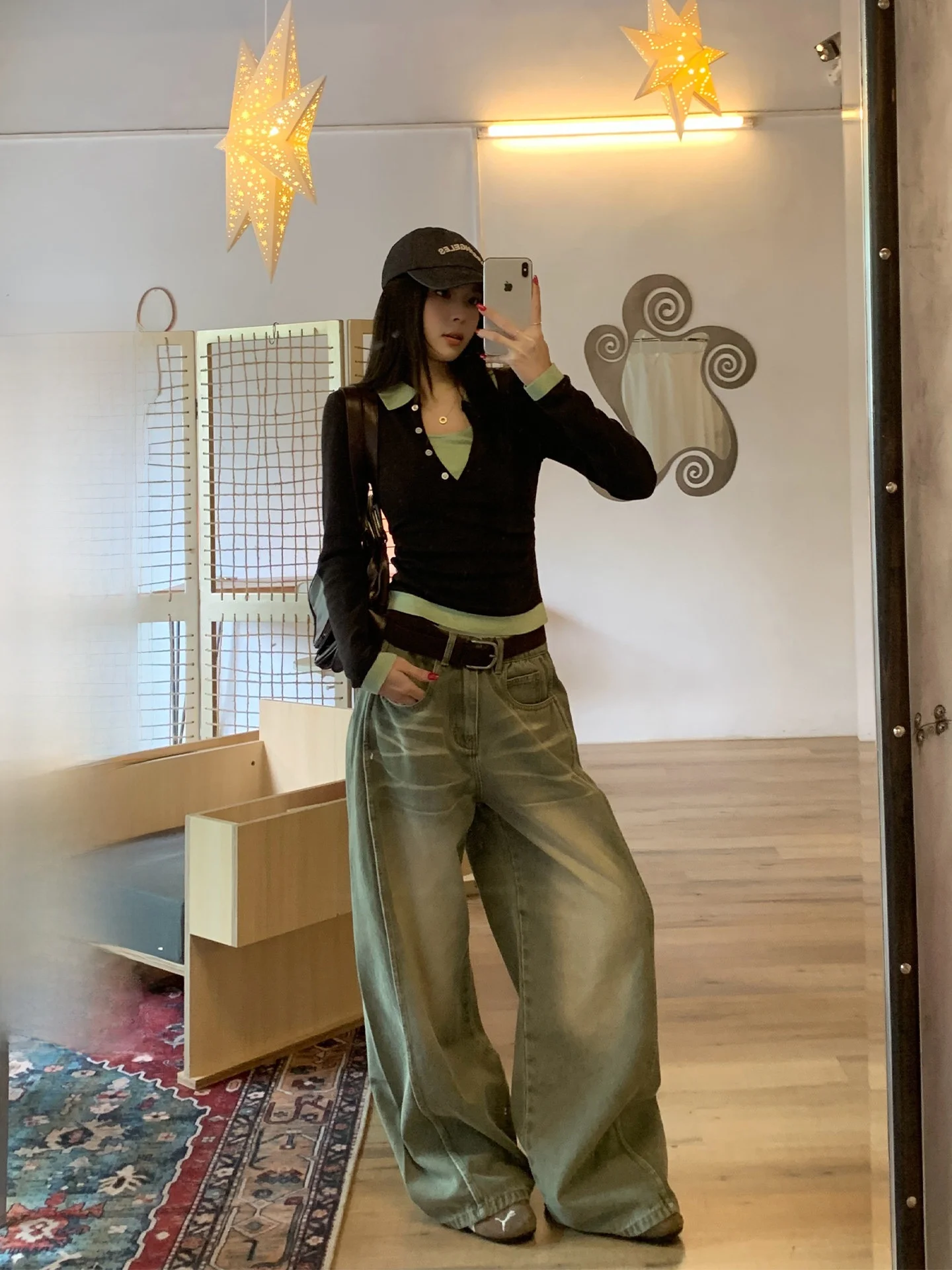 Женские джинсы с высокой талией и широкими штанинами, новинка весны, в стиле ретро, прямые, свободного кроя, длиной в пол, из денима.
Женские джинсы с высокой талией и широкими штанинами, новинка весны, в стиле ретро, прямые, свободного кроя, длиной в пол, из денима.