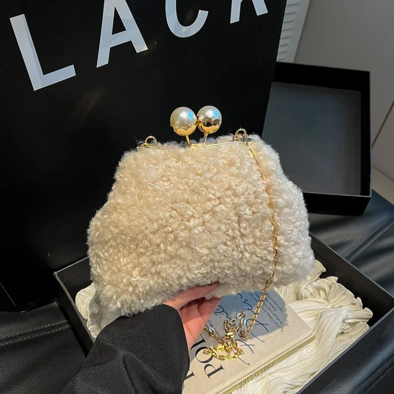 Trendy Plush Shoulder Bag for Women Fashionista Small Crossbody Purse with Luxury Chain Strap Winter Party Clutch Designer Gift
Trendy Plush Shoulder Bag for Women Fashionista Small Crossbody Purse with Luxury Chain Strap Winter Party Clutch Designer Gift