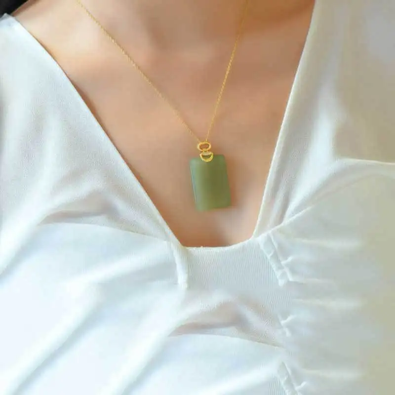 9999 gold and jadeite pendant collar chain for women, featuring a zirconium stone design in the style of a royal court,
9999 gold and jadeite pendant collar chain for women, featuring a zirconium stone design in the style of a royal court,