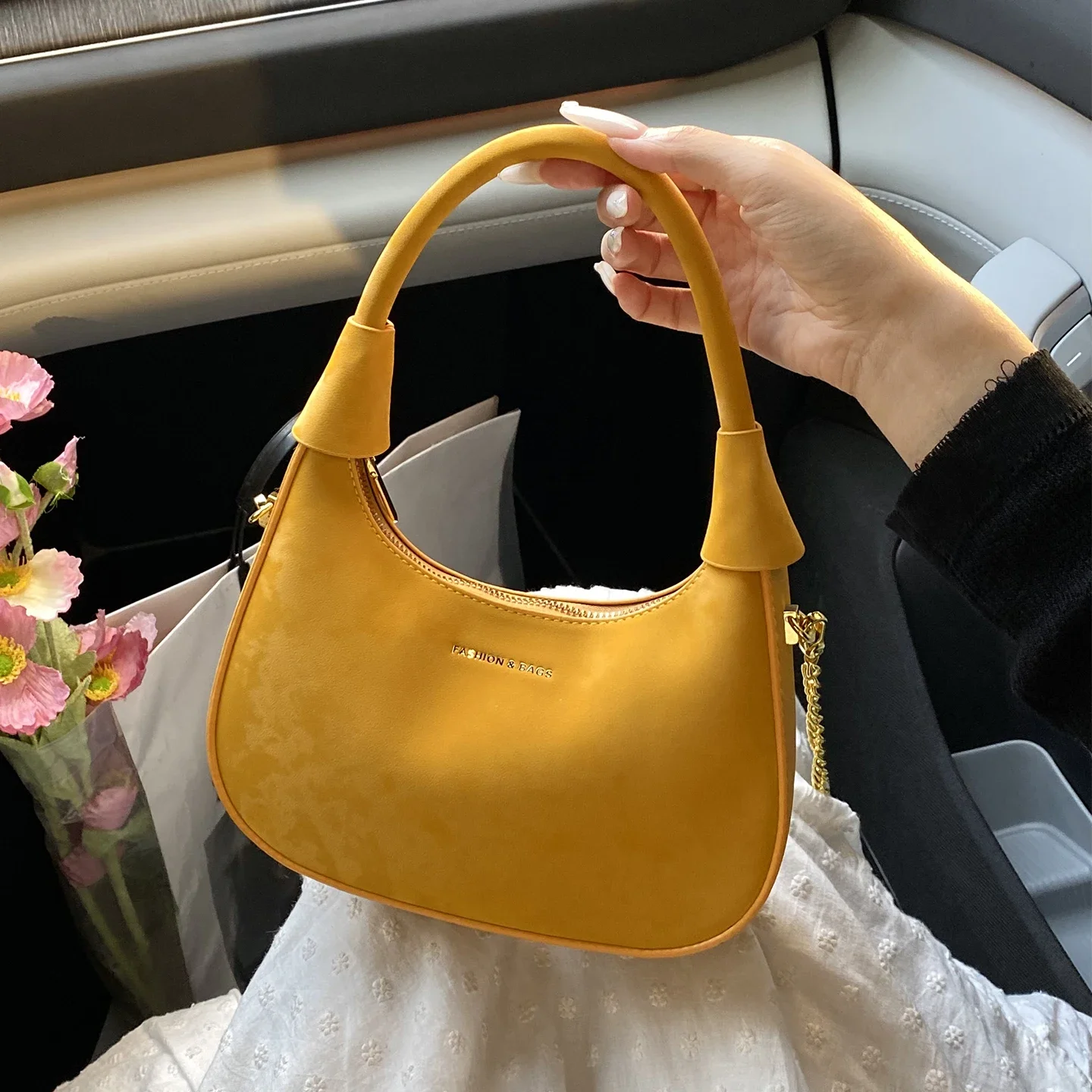 Модные женские сумки с цепочками, универсальные роскошные сумки на одно плечо с буквенным дизайном, осенняя новая сумка через плечо в стиле ретро
Модные женские сумки с цепочками, универсальные роскошные сумки на одно плечо с буквенным дизайном, осенняя новая сумка через плечо в стиле ретро