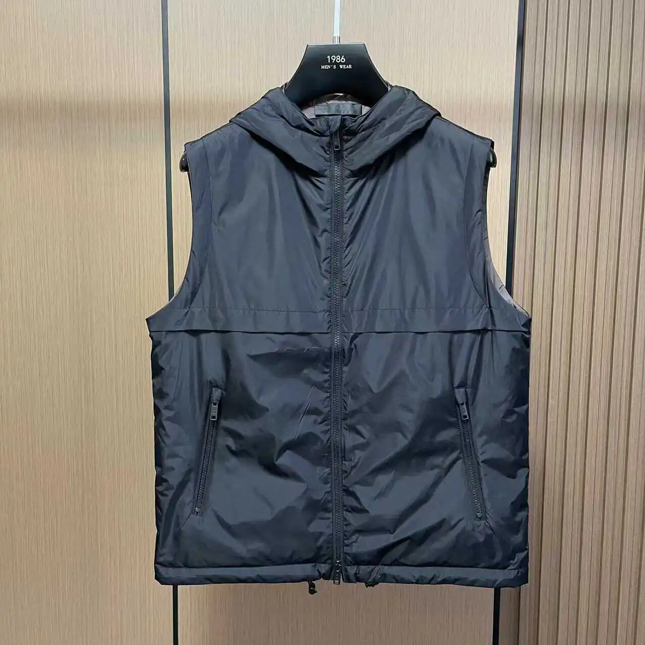 Spring New Faionable Hooded Svel Vest Men's Thin Casual Color Versatile Waistcoat Jaet Loose Fit Zipper Decor...
Spring New Faionable Hooded Svel Vest Men's Thin Casual Color Versatile Waistcoat Jaet Loose Fit Zipper Decor...