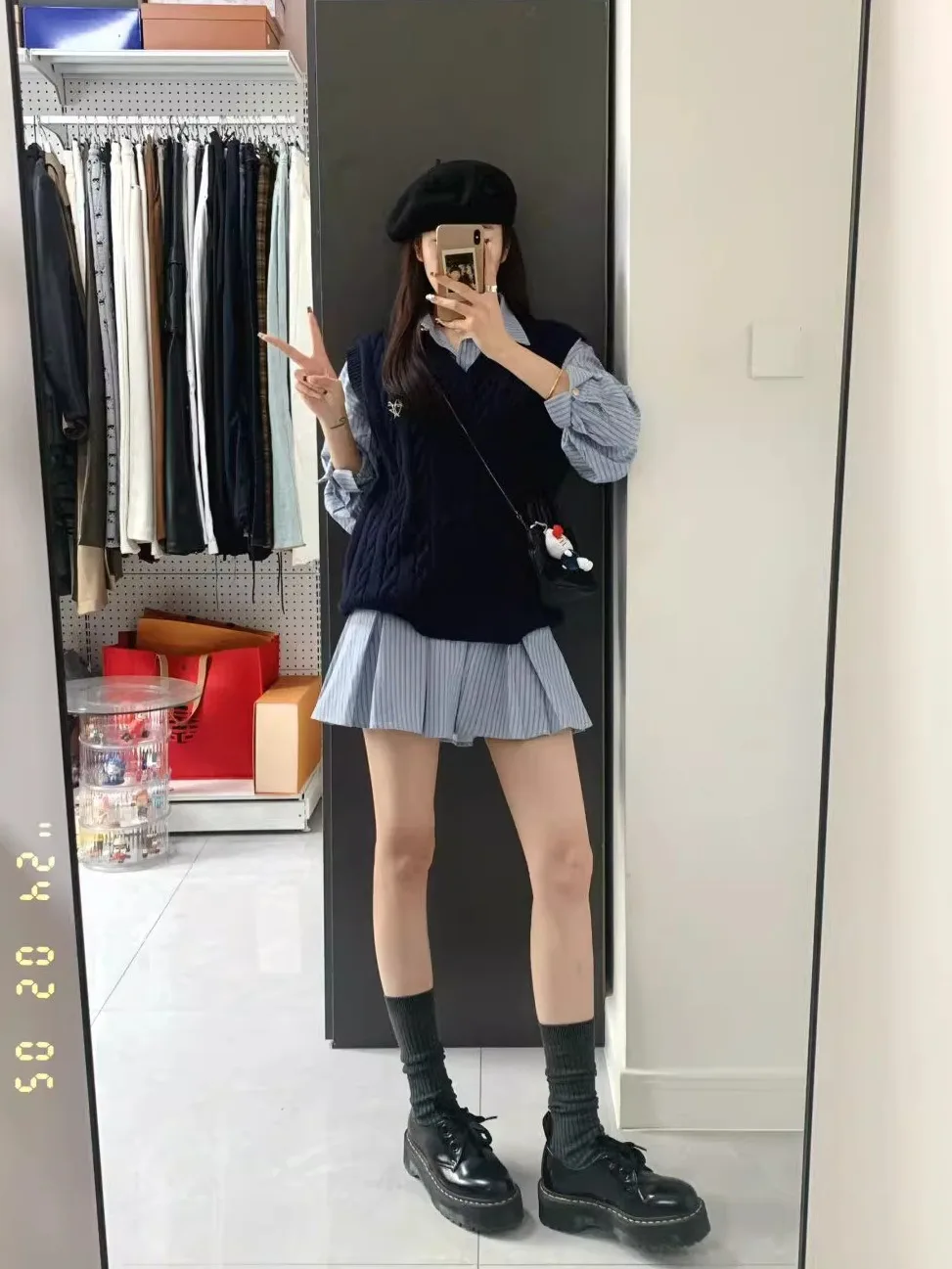 Korean Early Autumn Women's Fashion Set College Style Dark Blue Knitted Vest over Dress Two-Piece Suit V-Neck Long Sleeve Hig...
Korean Early Autumn Women's Fashion Set College Style Dark Blue Knitted Vest over Dress Two-Piece Suit V-Neck Long Sleeve Hig...