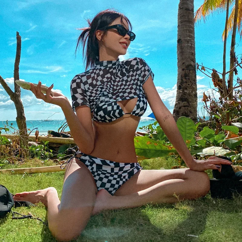 2025 женский клетчатый комплект бикини, сексуальный купальник из 3 предметов с короткими рукавами, треугольный топ и дерзкие трусики, купальник, праздничная пляжная одежда 
2025 женский клетчатый комплект бикини, сексуальный купальник из 3 предметов с короткими рукавами, треугольный топ и дерзкие трусики, купальник, праздничная пляжная одежда