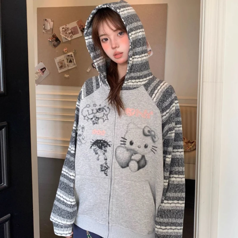 Sanrio Hello Kitty женские вязаные толстовки с капюшоном на молнии в полоску в стиле пэчворк Y2k топы для девочек повседневный свободный кардиган на молнии
Sanrio Hello Kitty женские вязаные толстовки с капюшоном на молнии в полоску в стиле пэчворк Y2k топы для девочек повседневный свободный кардиган на молнии