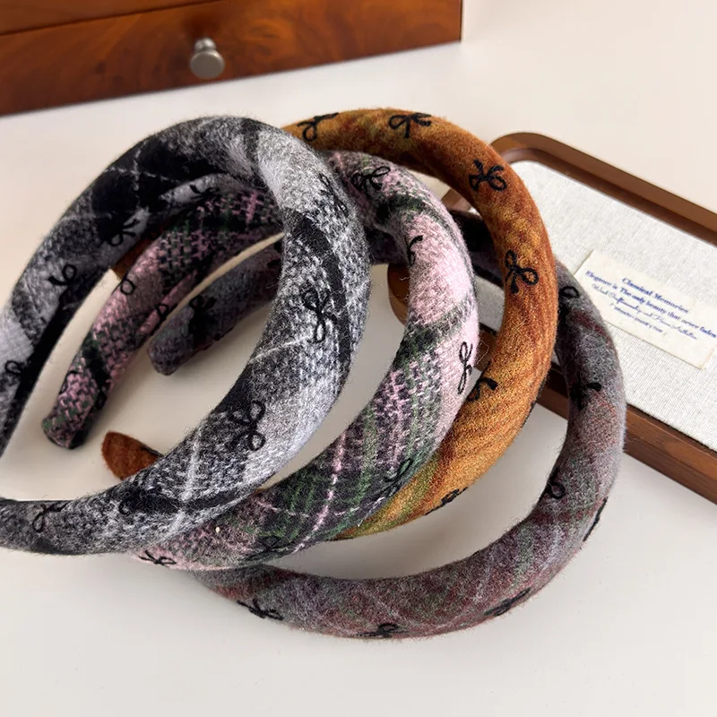 Headband Wool Bow Retro Crown Volume Boosting Premium Soft Winter Fall Women Elegant Versatile Comfortable Accessory
Headband Wool Bow Retro Crown Volume Boosting Premium Soft Winter Fall Women Elegant Versatile Comfortable Accessory