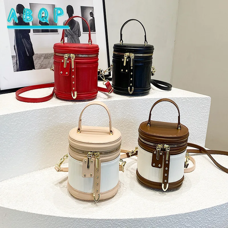 Elegant Striped Crossbody Bag with Adjustable Shoulder Strap Zipper Closure and Polyester Lining Trendy Bucket Handbag for Women
Elegant Striped Crossbody Bag with Adjustable Shoulder Strap Zipper Closure and Polyester Lining Trendy Bucket Handbag for Women