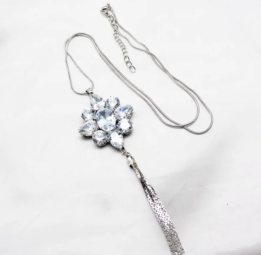 New fashionable and versatile necklace for women, featuring a unique design and sophisticated, understated luxury.
New fashionable and versatile necklace for women, featuring a unique design and sophisticated, understated luxury.