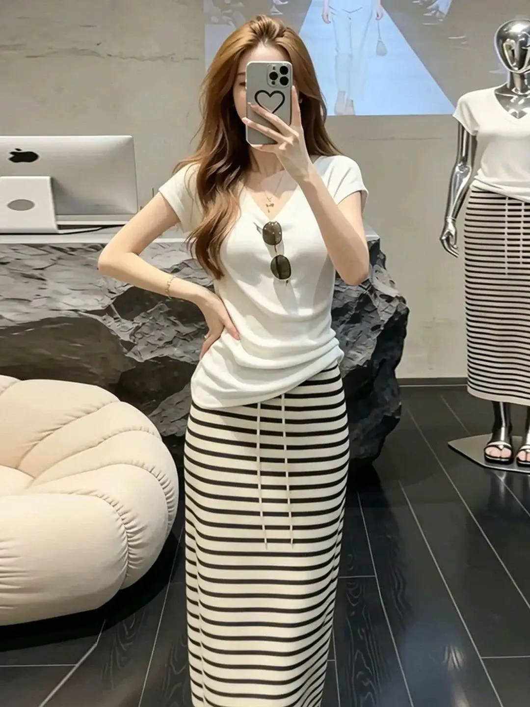 Korean Style V-Neck Short Sleeve Slimming Stripe Knitted Half Skirt Set Summer Fashion Ensemble High Waist Breathable Women's...
Korean Style V-Neck Short Sleeve Slimming Stripe Knitted Half Skirt Set Summer Fashion Ensemble High Waist Breathable Women's...