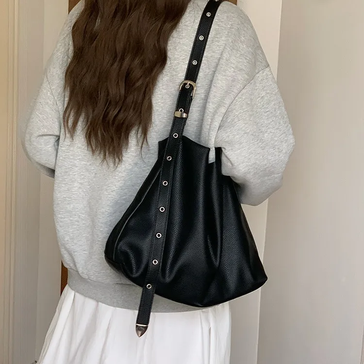 Vintage Women handbag Large capacity Luxury Designer Bucket Shoulder Bag for Female Rivets PU Leather lady Big Totes black
Vintage Women handbag Large capacity Luxury Designer Bucket Shoulder Bag for Female Rivets PU Leather lady Big Totes black