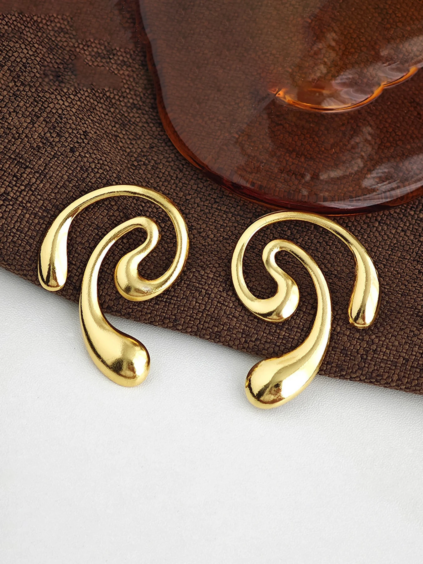 High-End Geometric Stainless Steel Stud Earrings, Asymmetrical Water Drop Design, Sexy Style, All Seasons, No Choking Hazard
High-End Geometric Stainless Steel Stud Earrings, Asymmetrical Water Drop Design, Sexy Style, All Seasons, No Choking Hazard