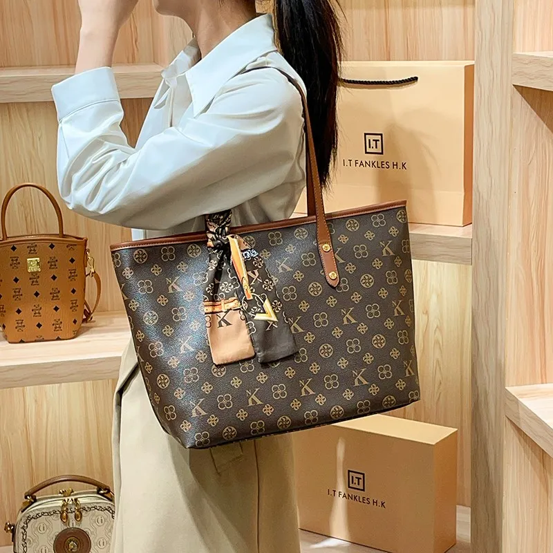 Брендовая женская сумка 2022, осень/зима, новая модная дизайнерская сумка на плечо большой вместимости, роскошная сумка в стиле ретро для мамы, дорожная сумка 
Брендовая женская сумка 2022, осень/зима, новая модная дизайнерская сумка на плечо большой вместимости, роскошная сумка в стиле ретро для мамы, дорожная сумка