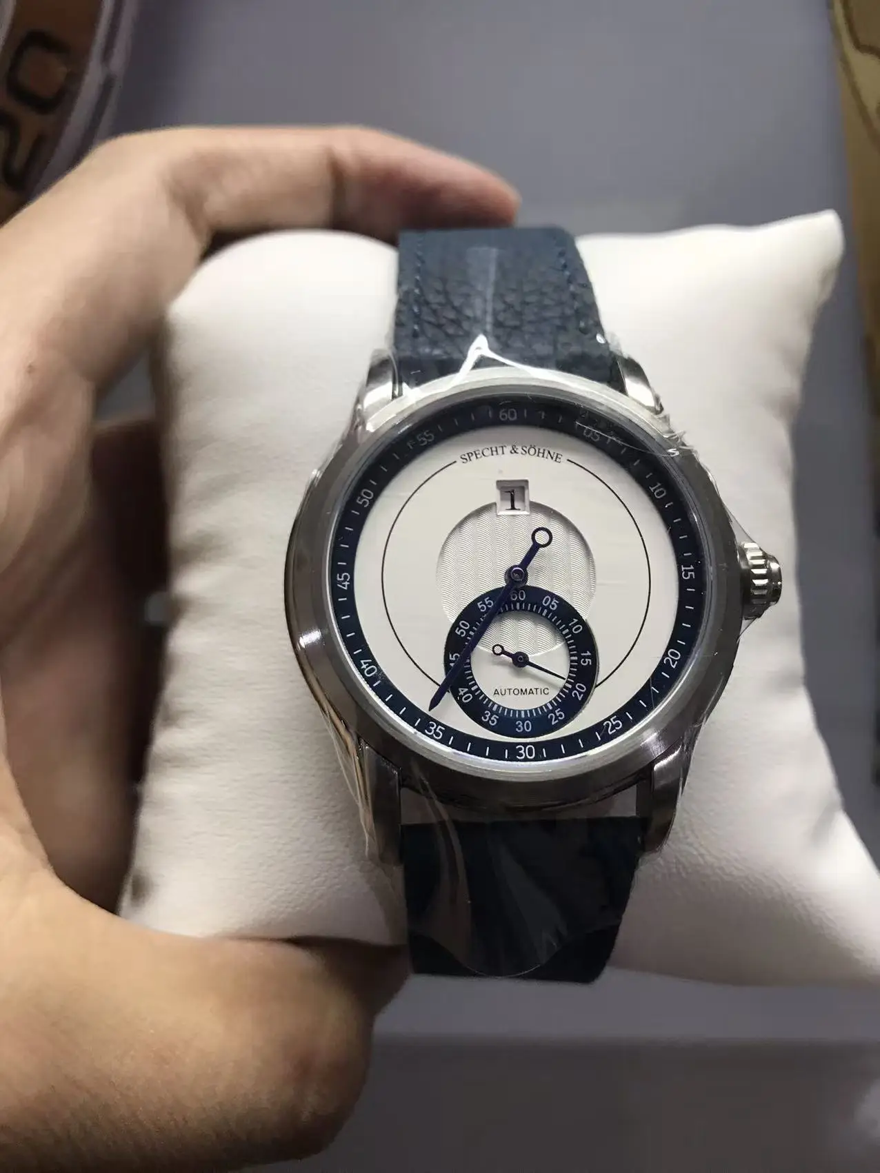 Новые модные мужские часы Specht & Söhne 2026: механические часы Seagull Jump Hour с сапфировым стеклом, водонепроницаемые, из натуральной кожи
Новые модные мужские часы Specht & Söhne 2026: механические часы Seagull Jump Hour с сапфировым стеклом, водонепроницаемые, из натуральной кожи