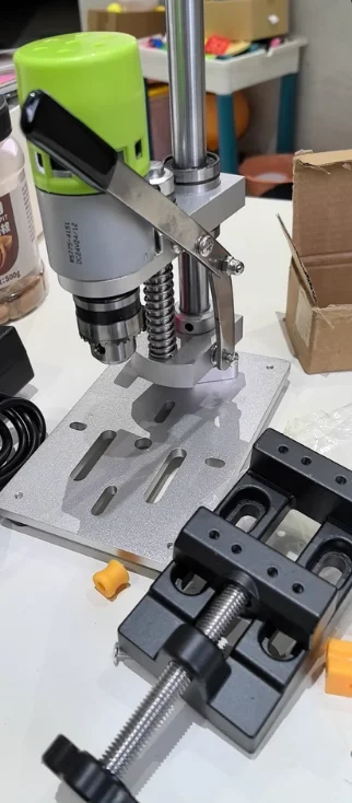 Мини-настольная дрель, настольная портативная электрическая дрель, сверлильный станок с переменной скоростью, бесшумный сверлильный станок по дереву
Мини-настольная дрель, настольная портативная электрическая дрель, сверлильный станок с переменной скоростью, бесшумный сверлильный станок по дереву