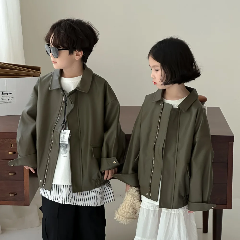 2024 Autumn Boys Girls Korean Coat Children Casual Loose Turn Down Collar Leather Jacket Solid Color Zipper Coat for Children
2024 Autumn Boys Girls Korean Coat Children Casual Loose Turn Down Collar Leather Jacket Solid Color Zipper Coat for Children