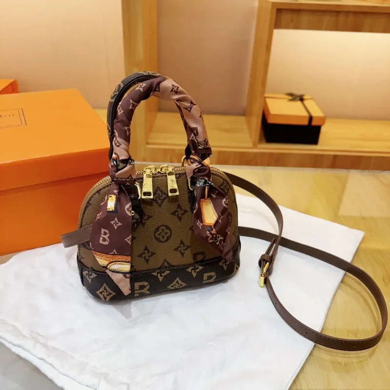 Trendy Design Letter Logo For Casual Women Simple Vintage Fashionable Crossbody Handbag With Large Capacity Commuter Style
Trendy Design Letter Logo For Casual Women Simple Vintage Fashionable Crossbody Handbag With Large Capacity Commuter Style