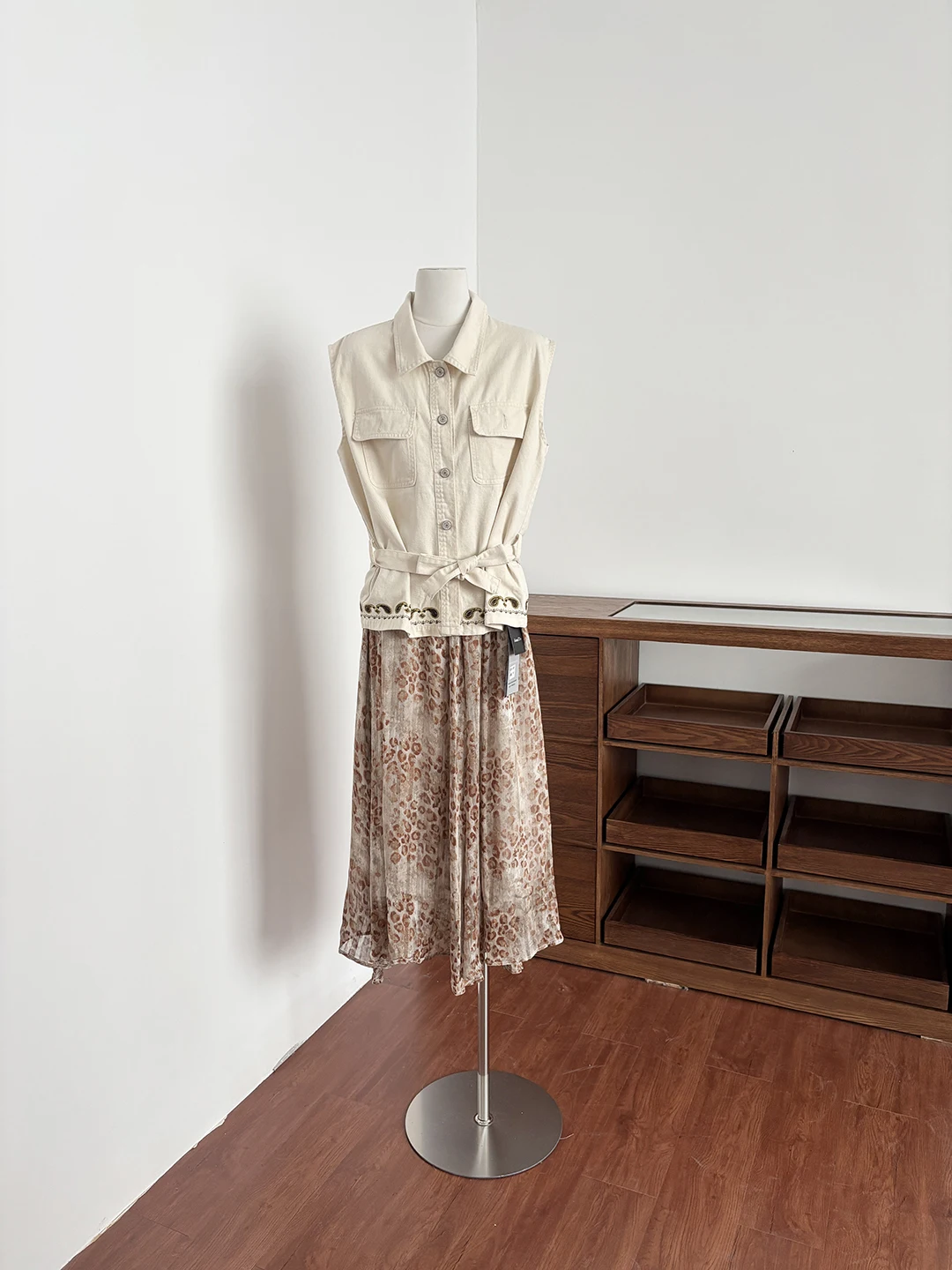 Summer 2026 High Waist Floral Mid-Length Vest And Dress Two-Piece Set Korean Style Turn-down Collar Sleeveless Fashion Ensemble
Summer 2026 High Waist Floral Mid-Length Vest And Dress Two-Piece Set Korean Style Turn-down Collar Sleeveless Fashion Ensemble
