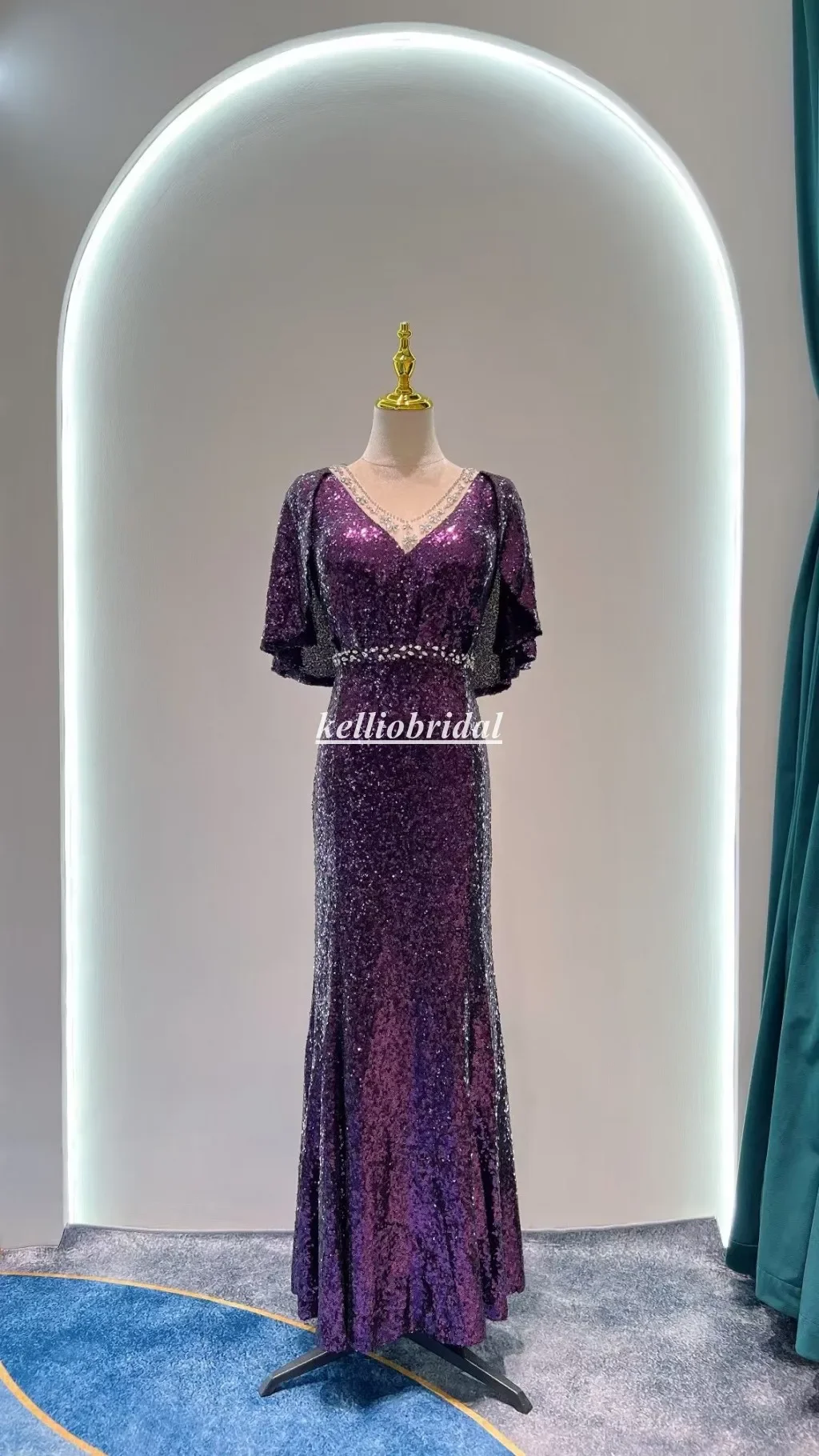 Customized Purple Mother of the Bride Dresses Vneck Beaded Belt Sequined Lace Mermaid Women Evening Party Gown With Sleeveas
Customized Purple Mother of the Bride Dresses Vneck Beaded Belt Sequined Lace Mermaid Women Evening Party Gown With Sleeveas